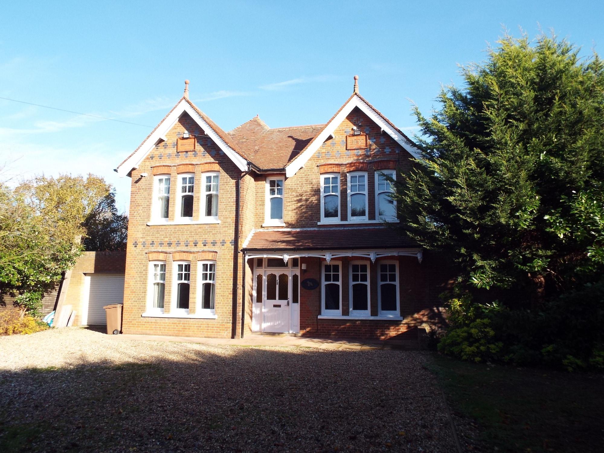 Varios Brookside Lodge