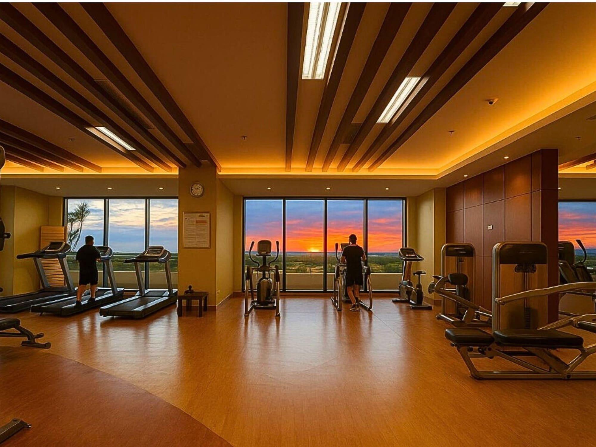 Gimnasio Seaside Escape in Front of US Embassy