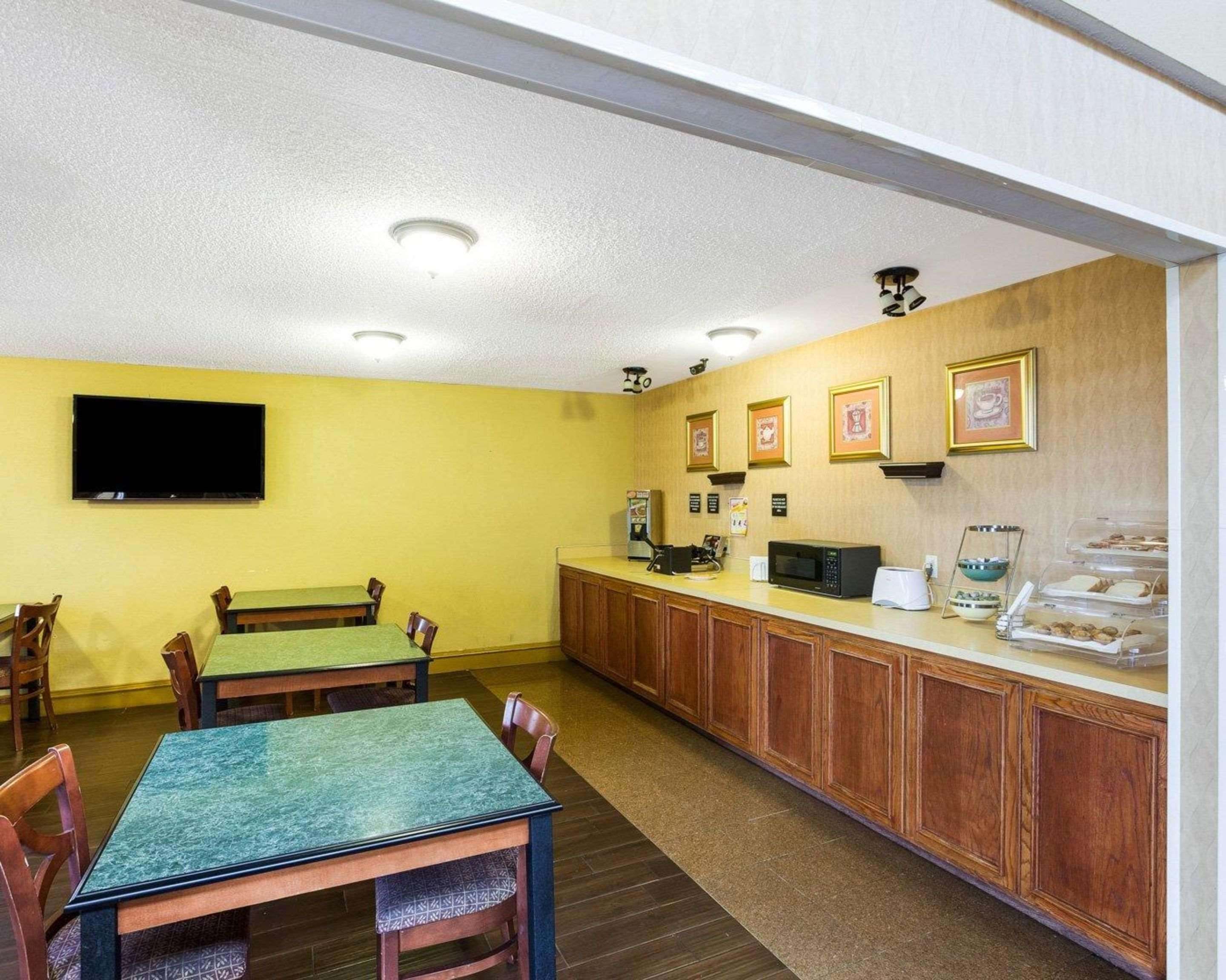 Restaurant Rodeway Inn & Suites South of Fiesta Park