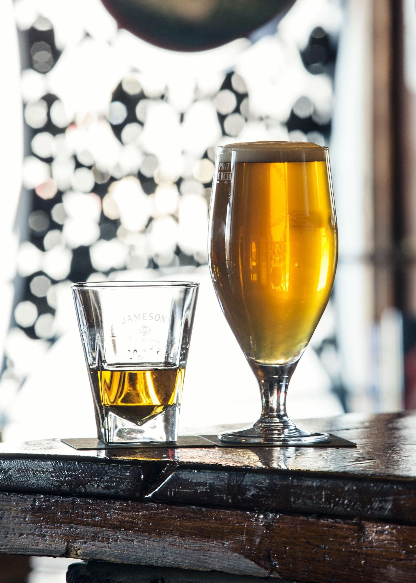 Bar/Salón Maddens Bridge Bar & Guesthouse