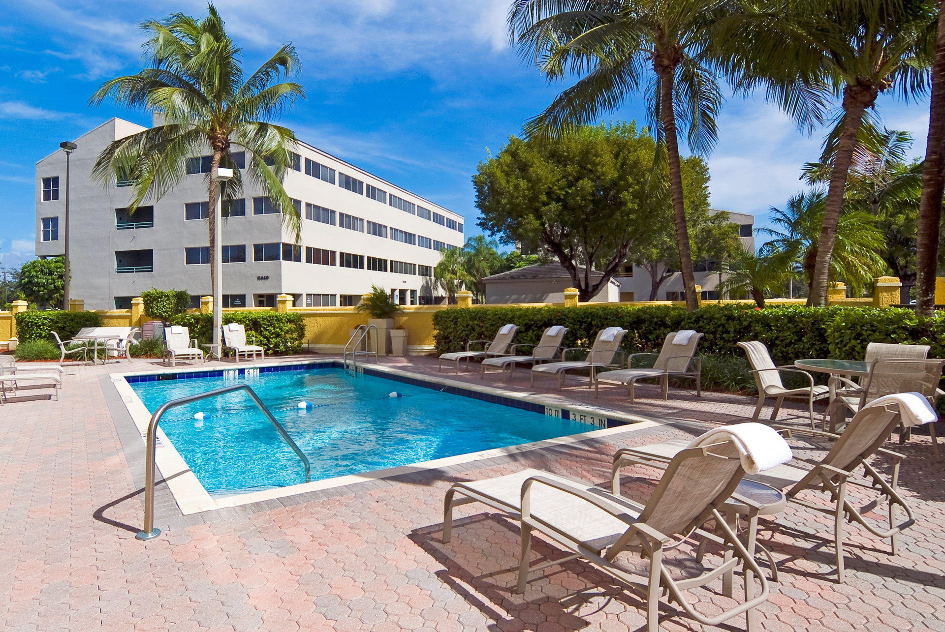 Vista Piscina Holiday Inn Express & Suites Kendall East Miami by IHG