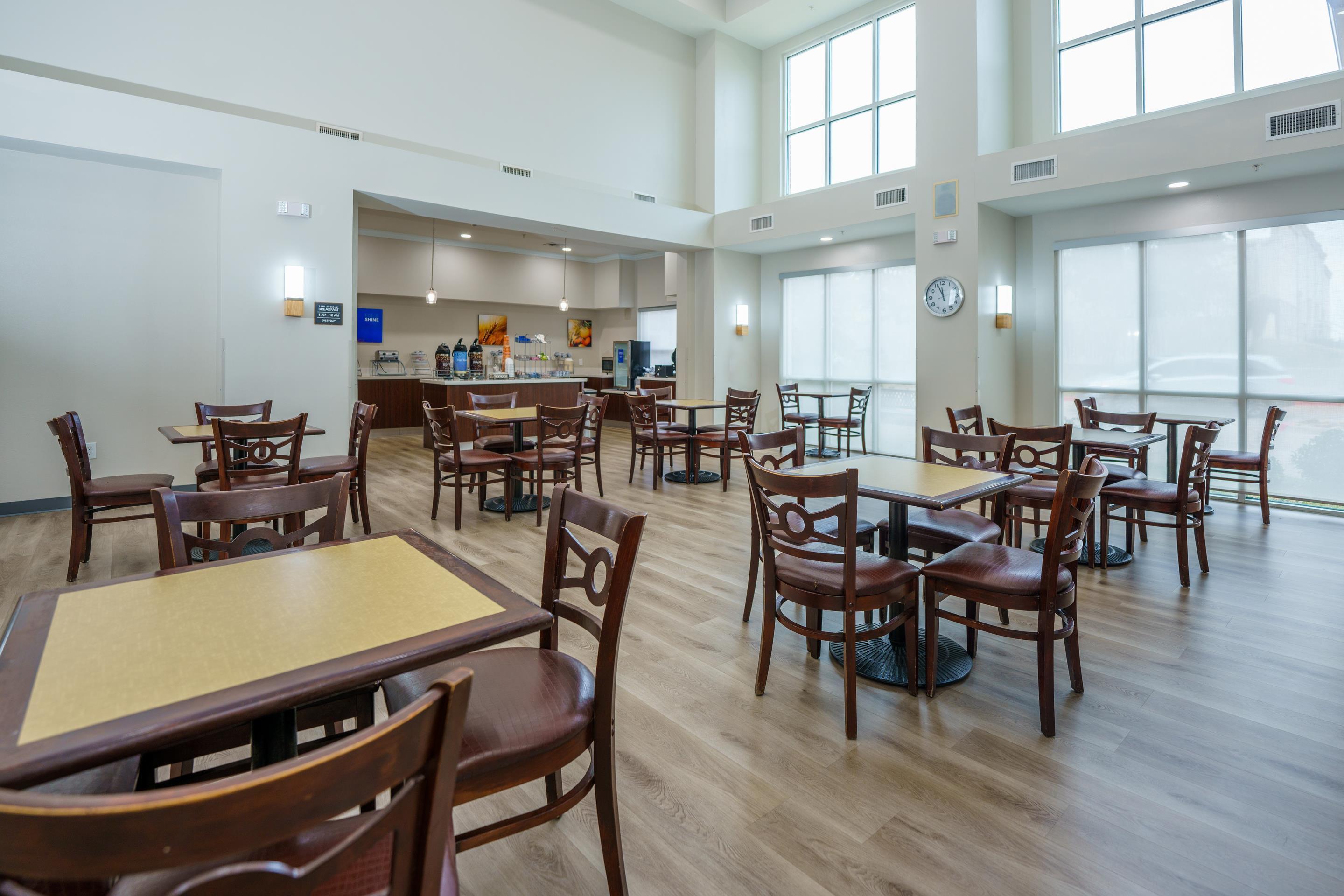 Restaurant Comfort Suites University Drive