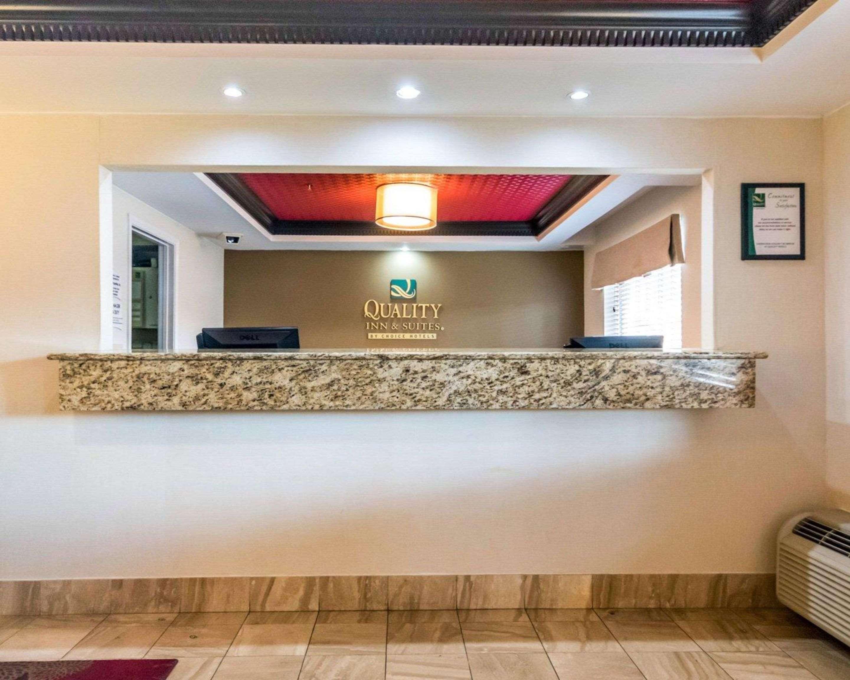 Vista Lobby Quality Inn & Suites University/Airport