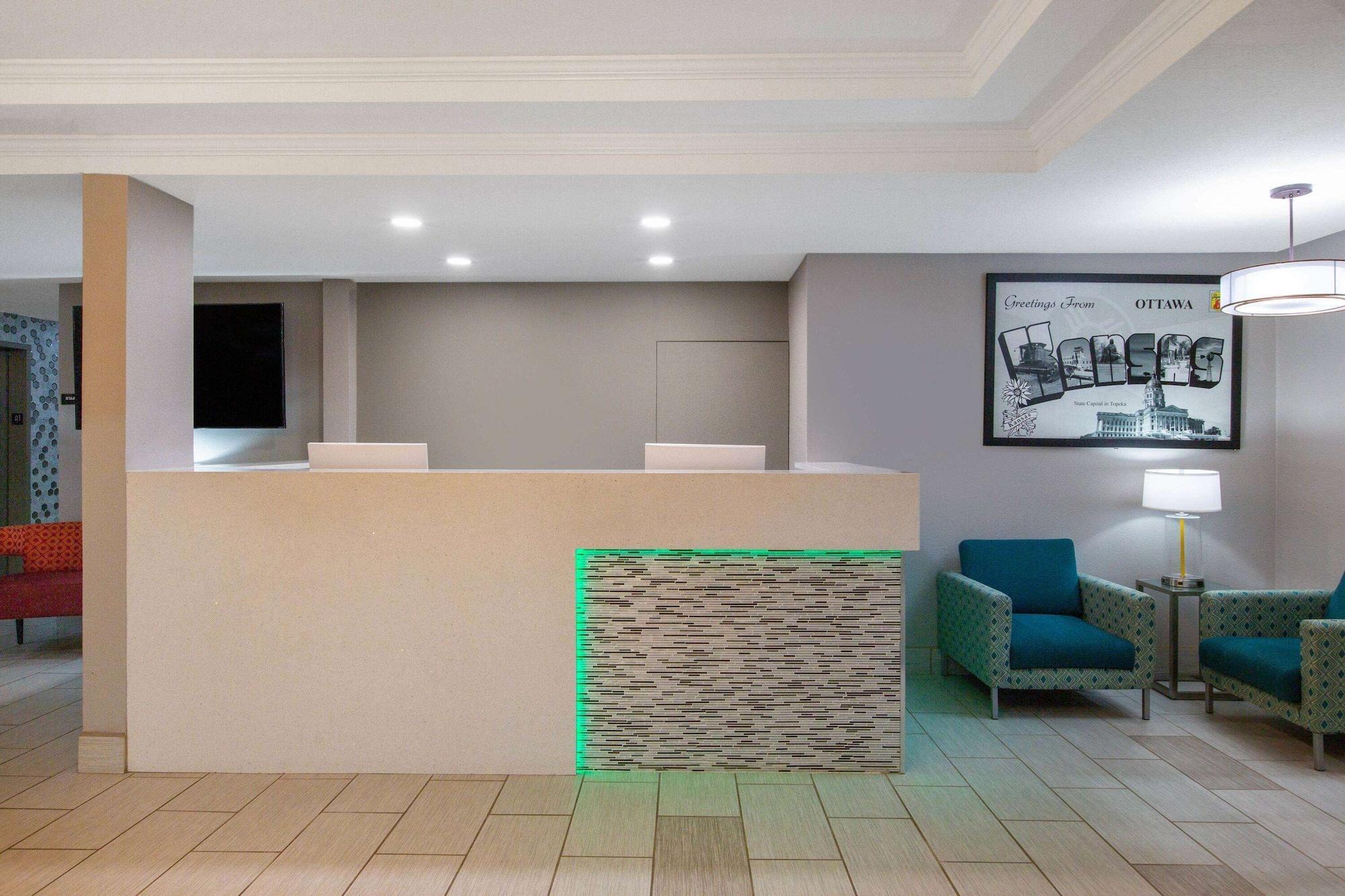 Vista Lobby Super 8 by Wyndham Ottawa