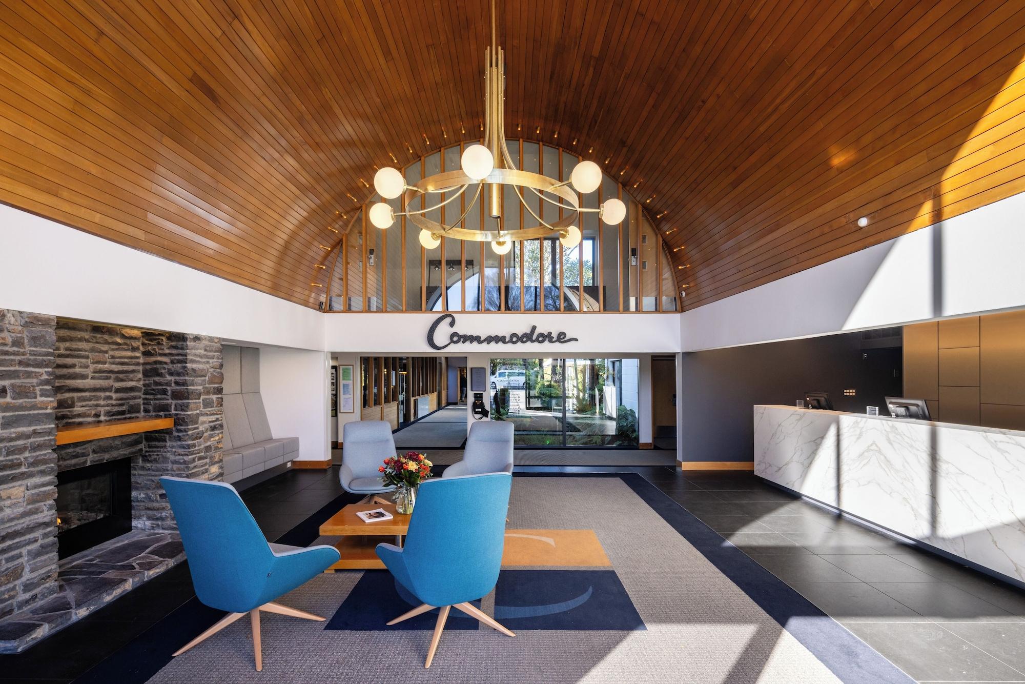 Vista Lobby Commodore Airport Hotel