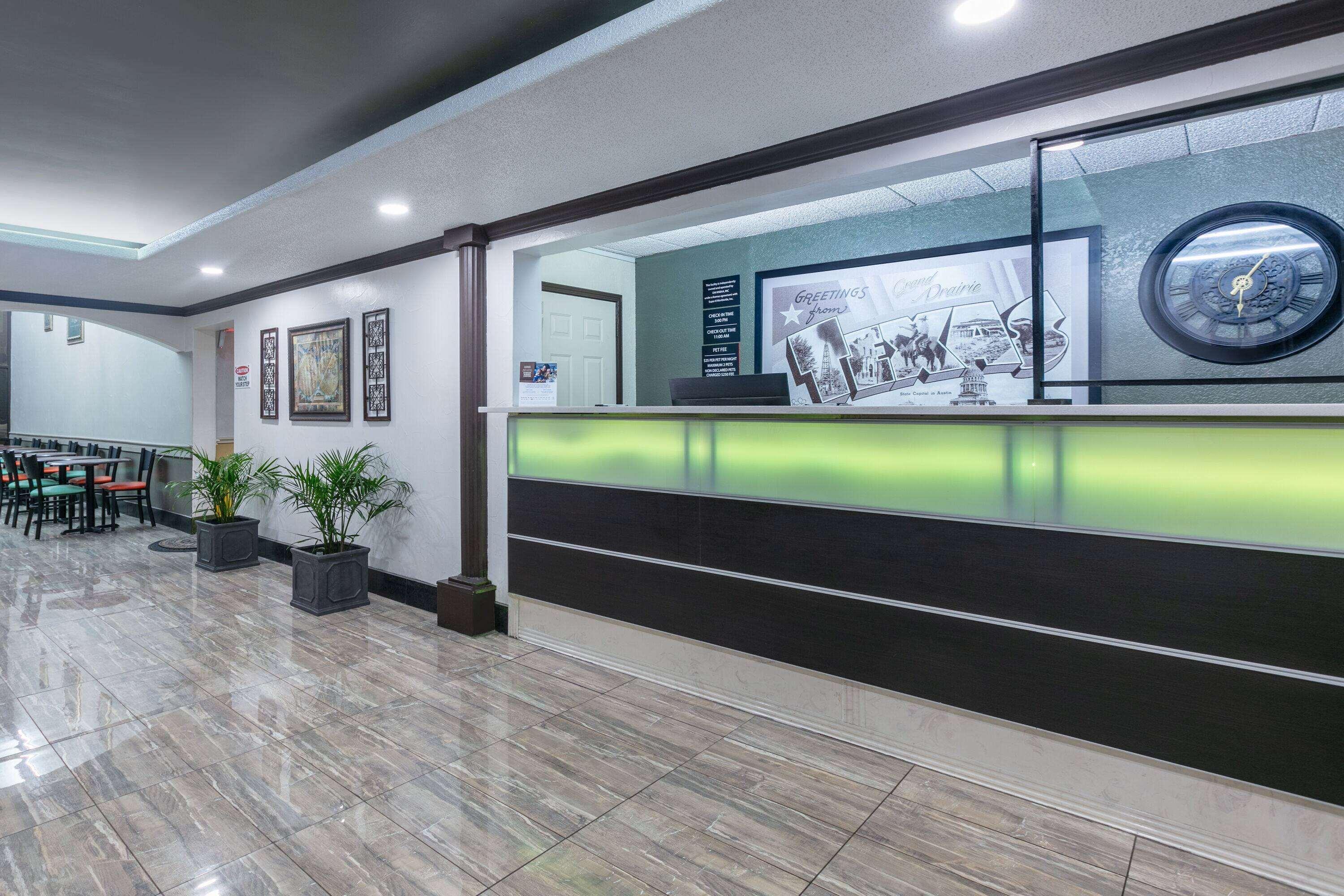 Vista Lobby Super 8 by Wyndham Grand Prairie North