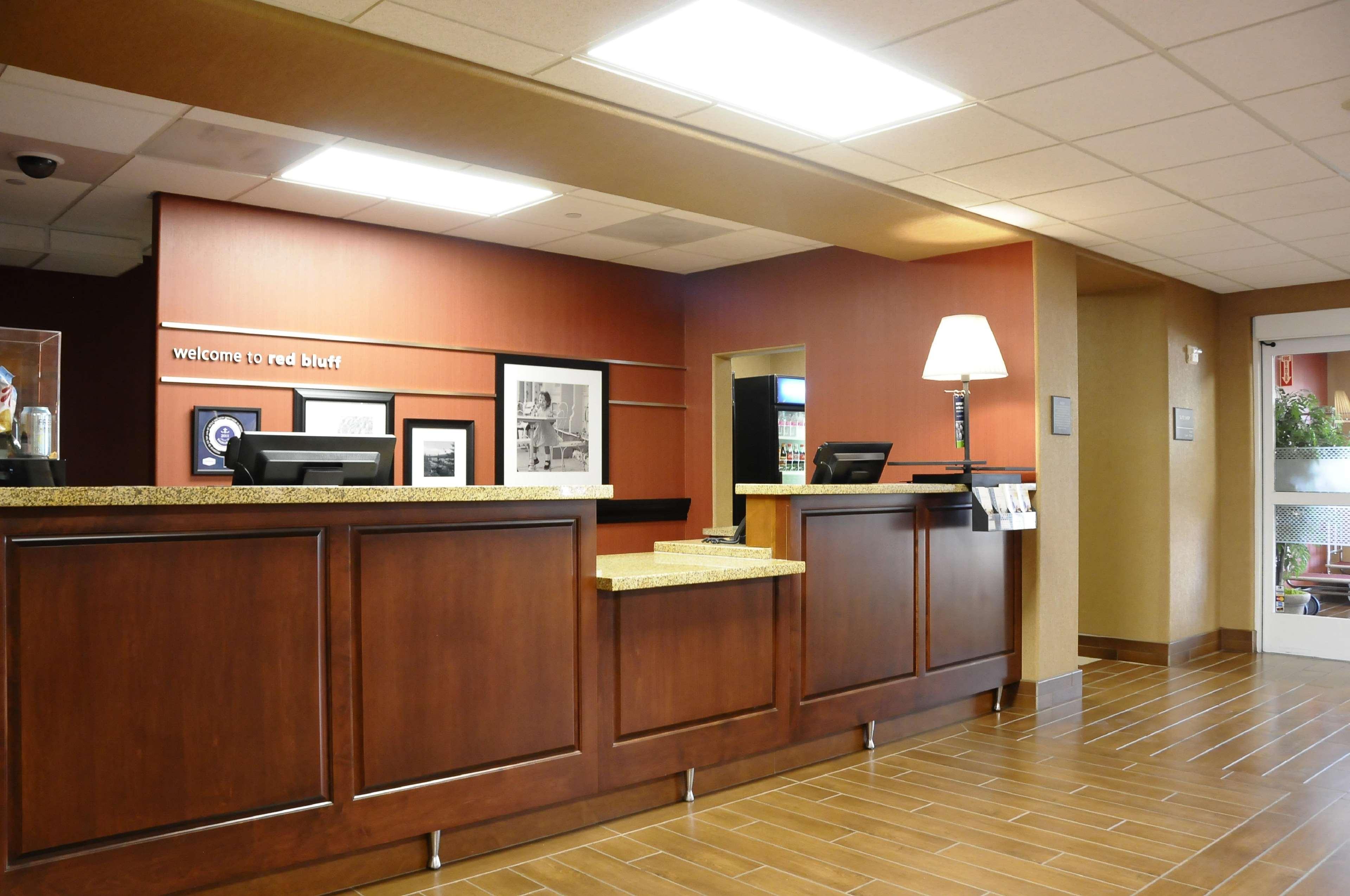 Vista Lobby Hampton Inn & Suites Red Bluff