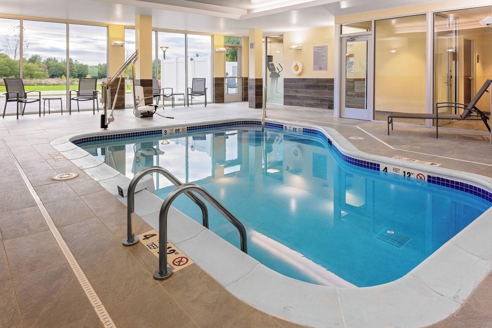 Vista Piscina Fairfield Inn & Suites by Marriott Queensbury Glens Falls/Lake George Area