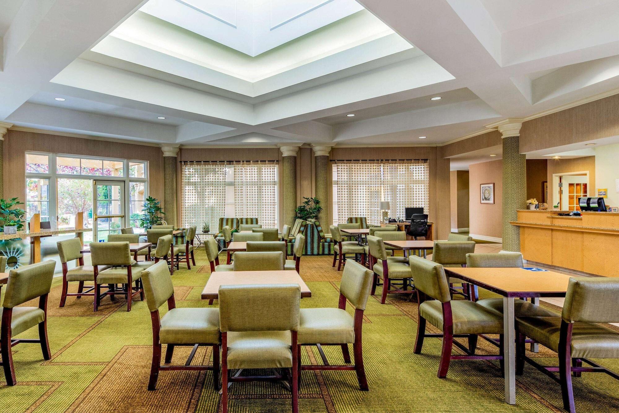 Vista Lobby La Quinta Inn & Suites by Wyndham Fremont / Silicon Valley