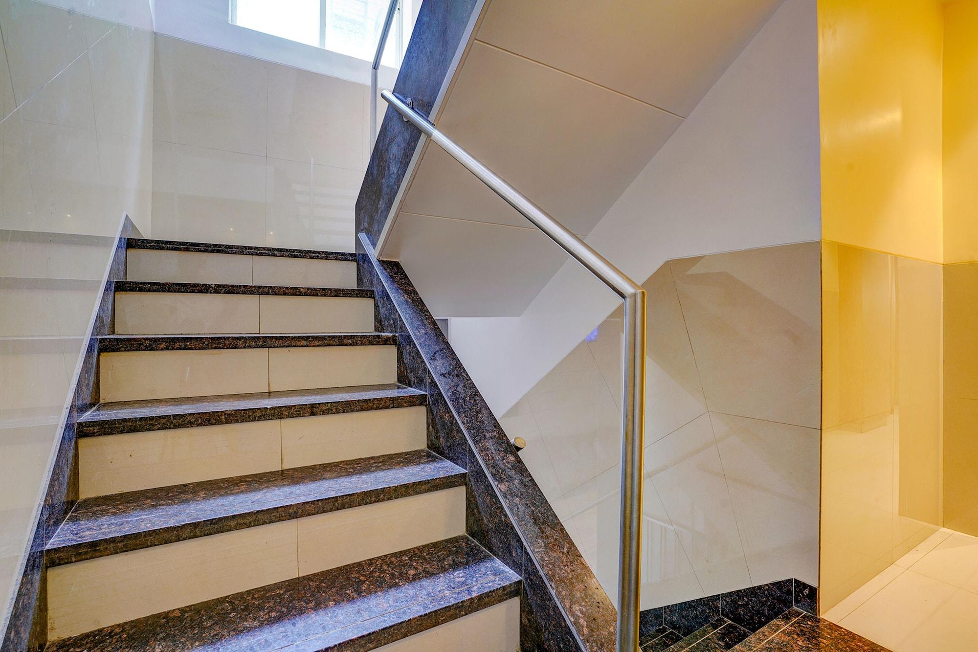 Varios Fabhotel Starwood Residency
