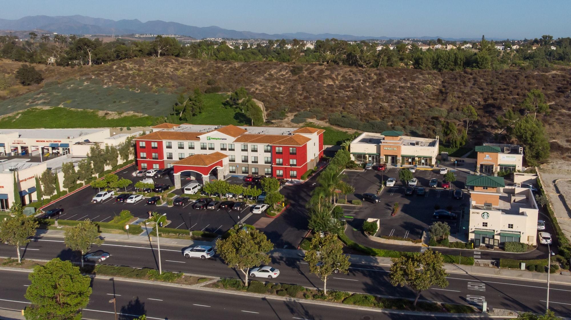 Vista Exterior Holiday Inn Express & Suites Lake Forest by IHG