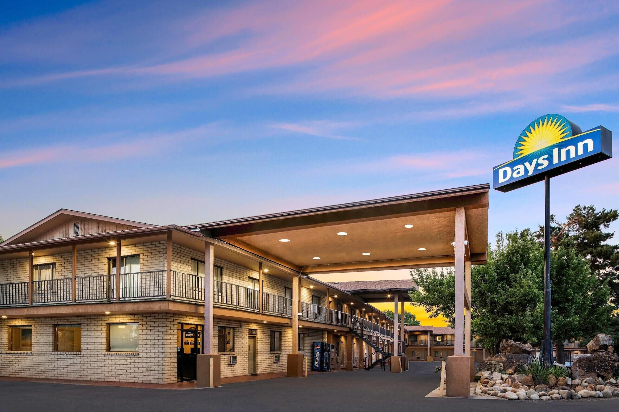 Vista Exterior Days Inn by Wyndham Cortez