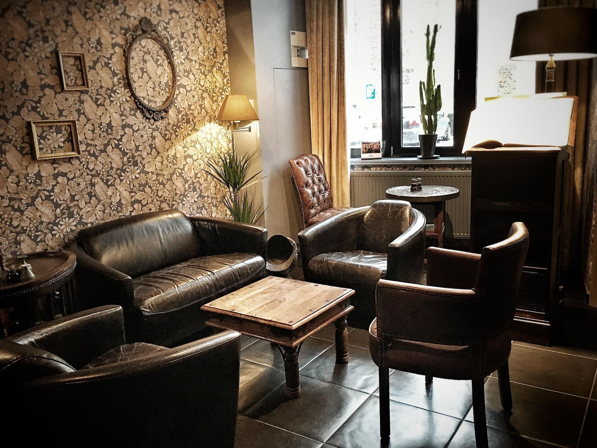 Vista Lobby Main Street Hotel