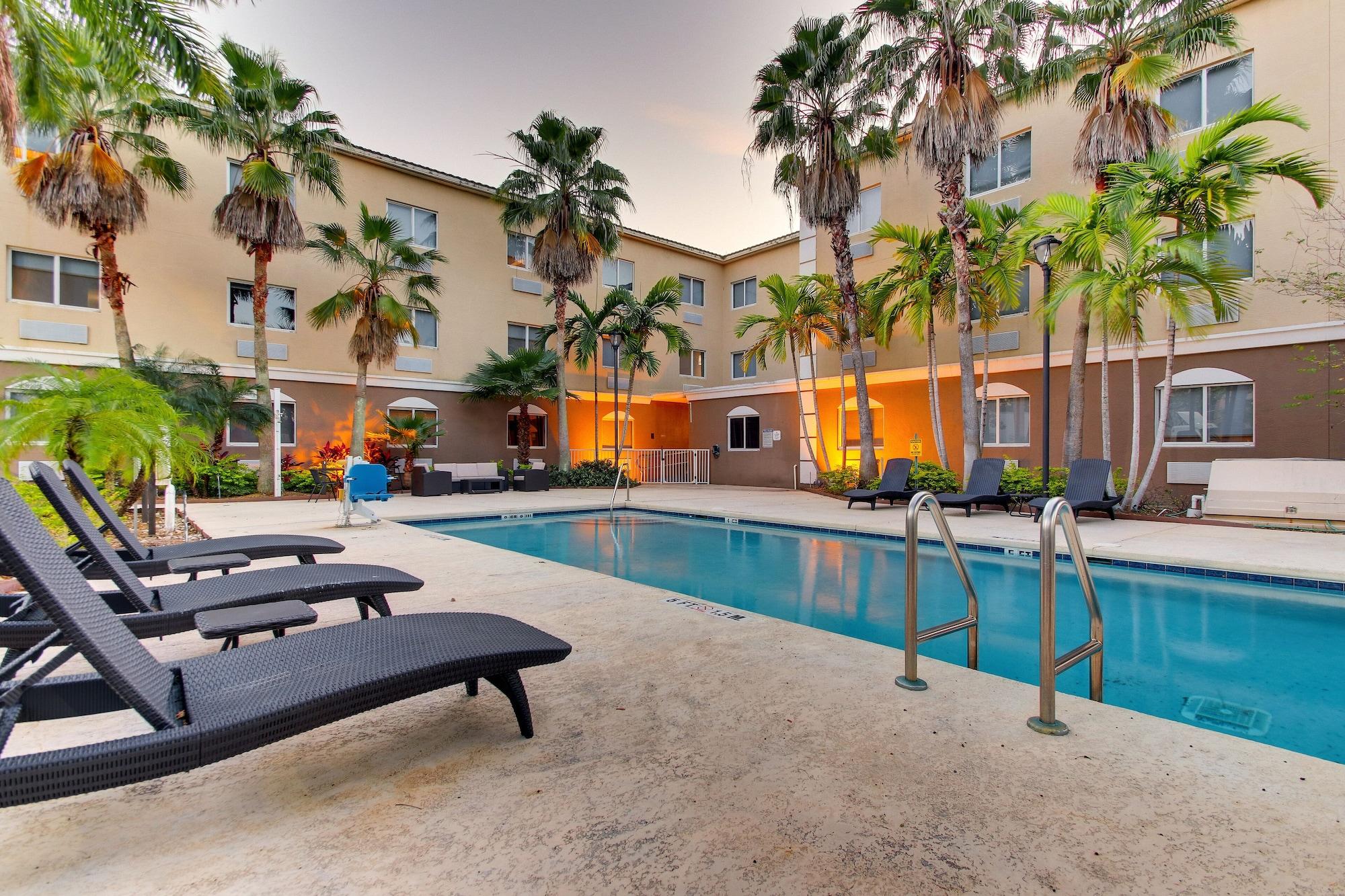 Vista Exterior Holiday Inn Express & Suites West Palm Beach Metrocentre by IHG