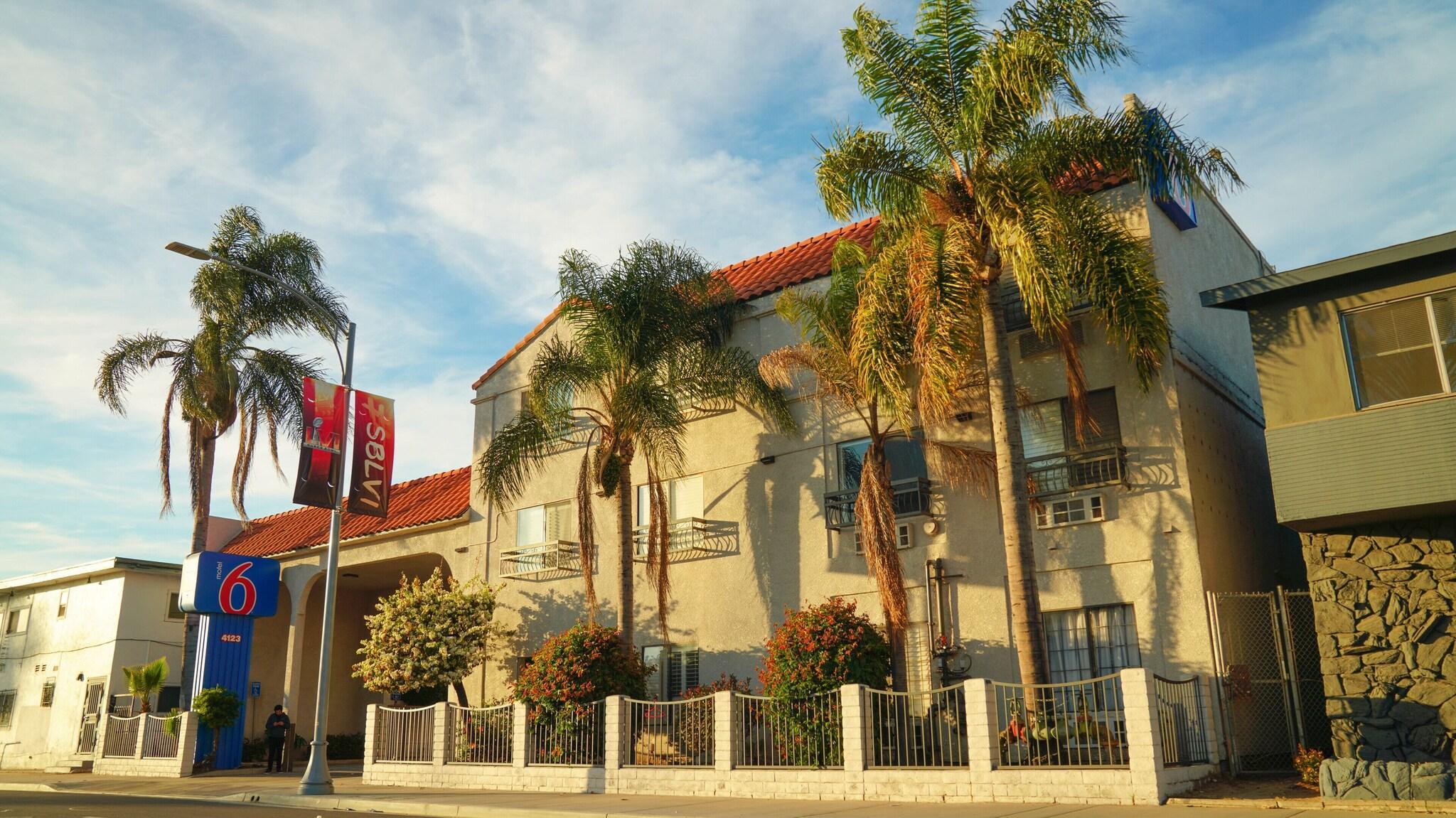 Vista Exterior Motel 6 Inglewood, CA