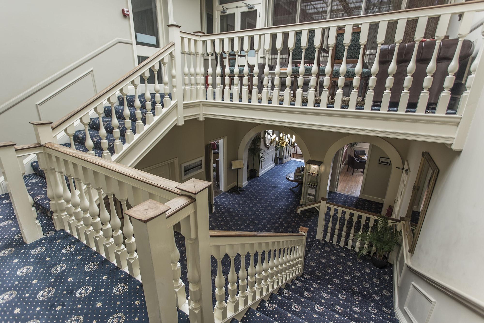 Vista Lobby Virginia Court Hotel