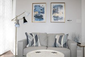 Alquiler Vacacional - Charming 2 BD w/ Balcony, 1 Block off St. Charles