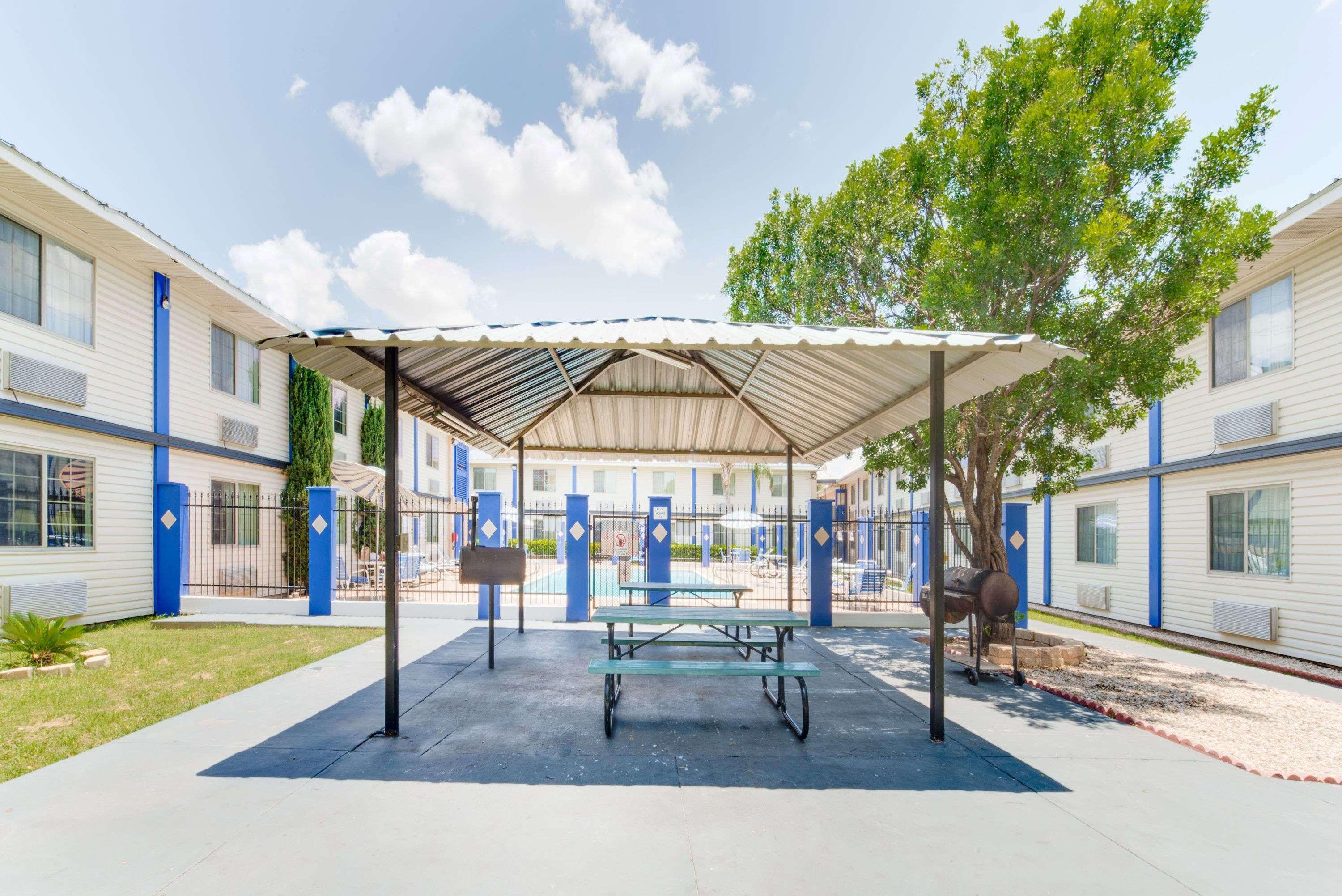 Vista Exterior Days Inn & Suites by Wyndham Laredo