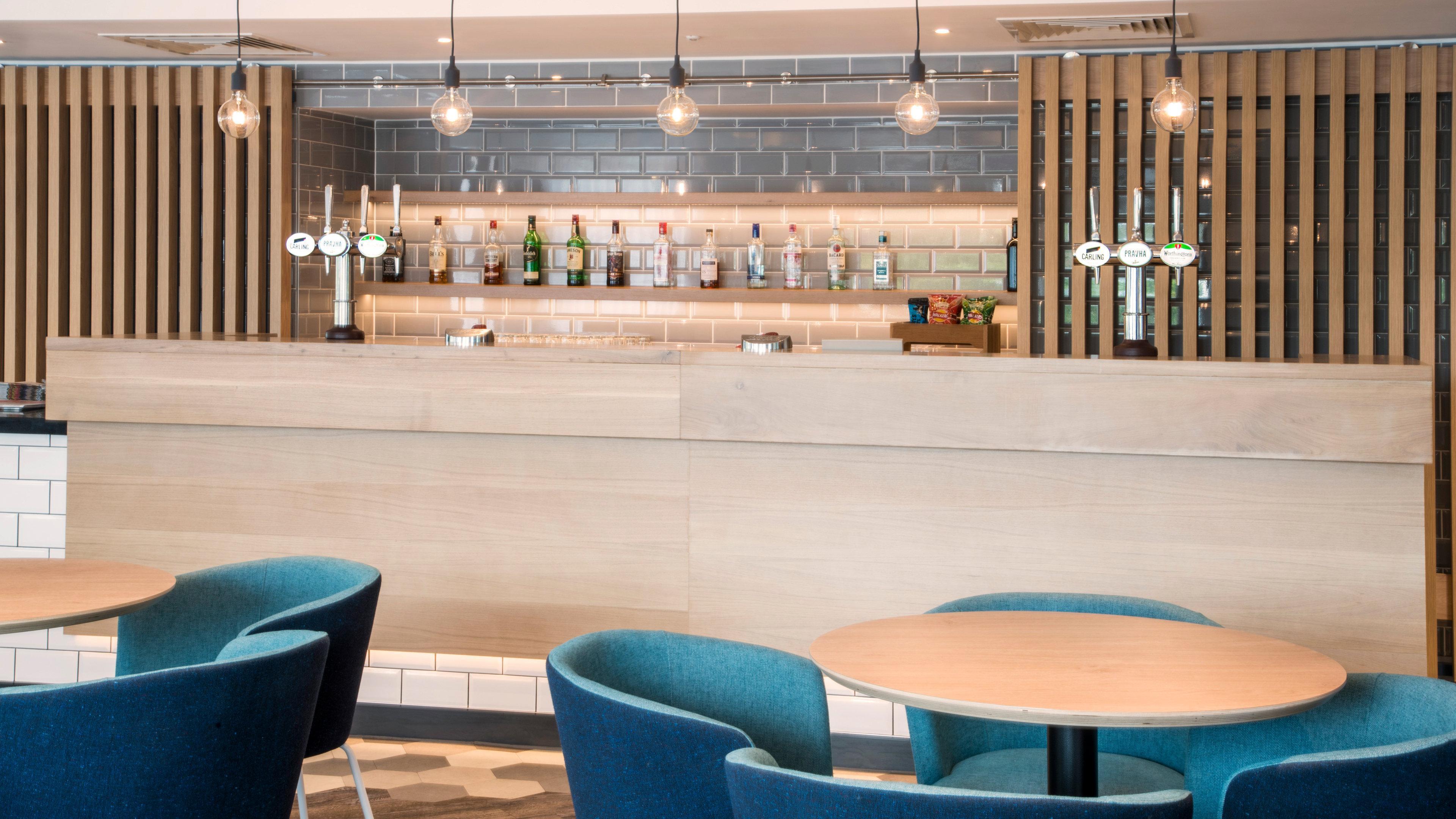 Vista Lobby Holiday Inn Express Oxford-Kassam Stadium by IHG