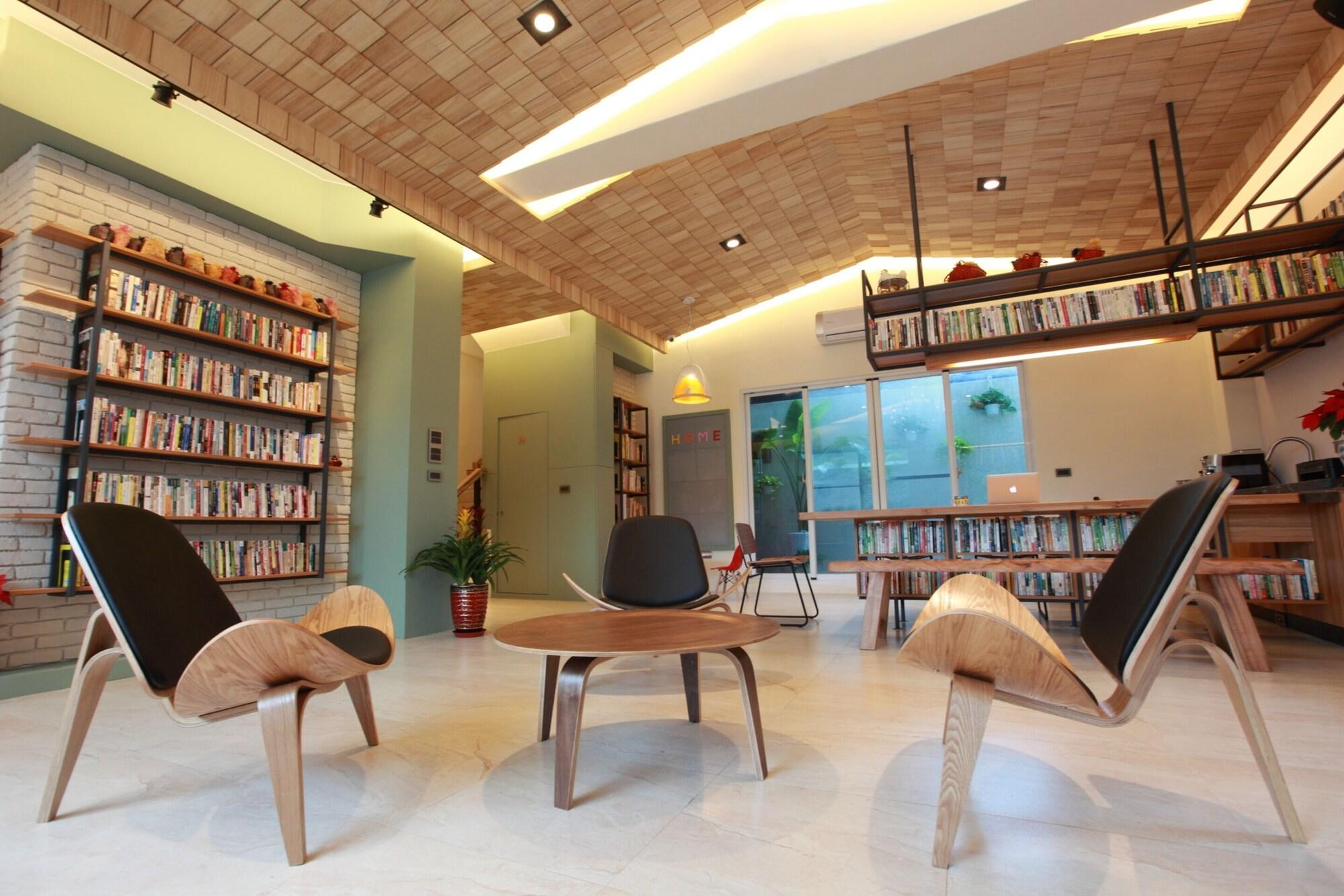 Vista Lobby Leveeside House