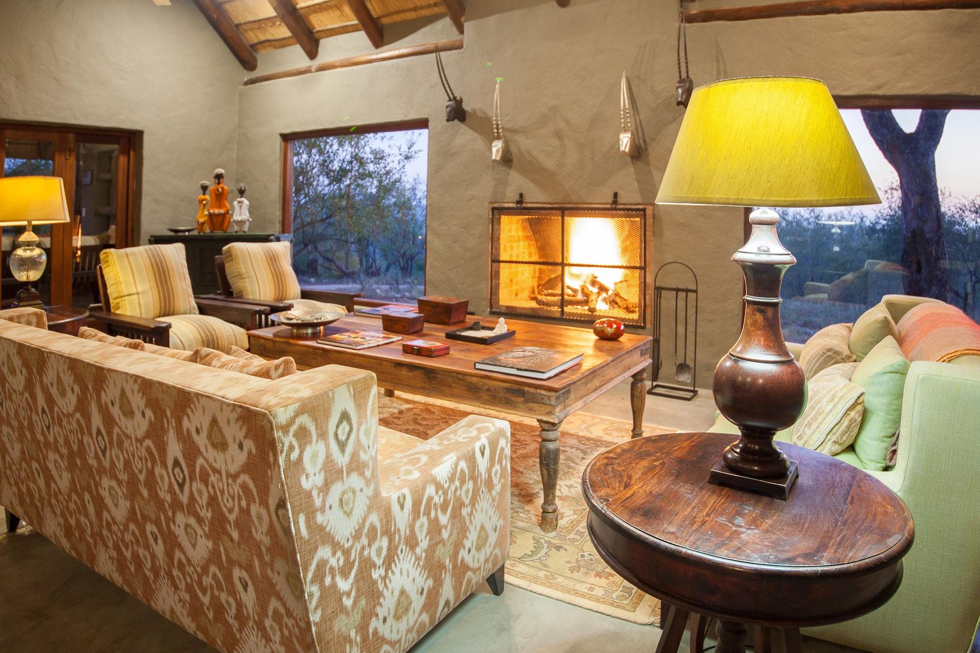 Bar/Salón Little Garonga