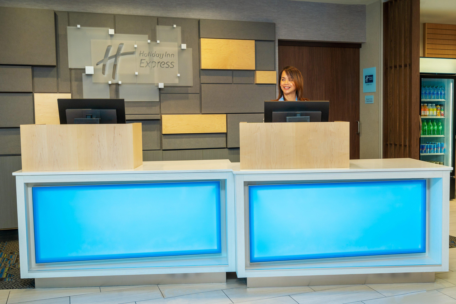 Vista Lobby Holiday Inn Express & Suites Las Vegas - E Tropicana by IHG