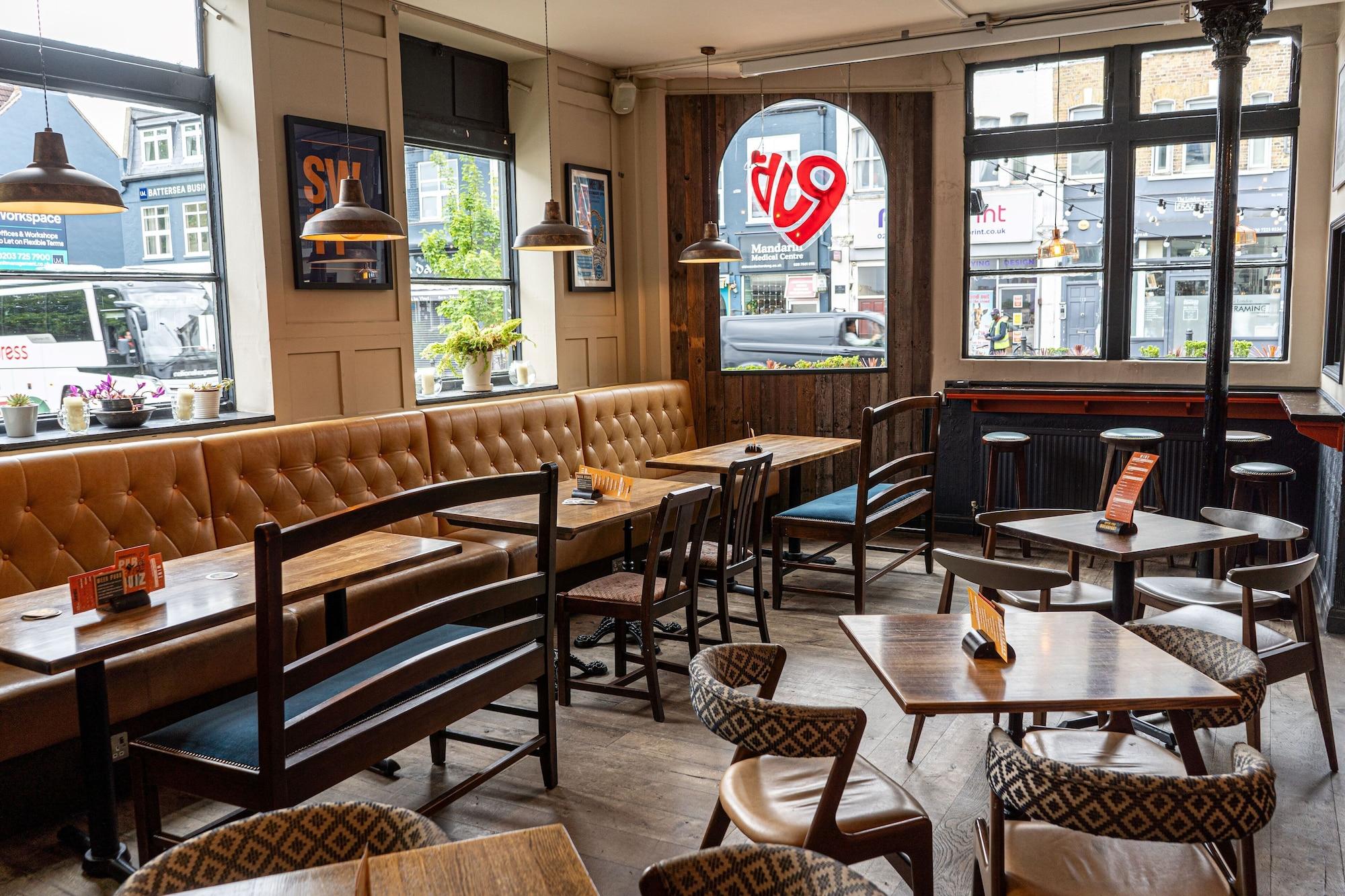 Restaurant PubLove @ The Crown, Battersea - Hostel