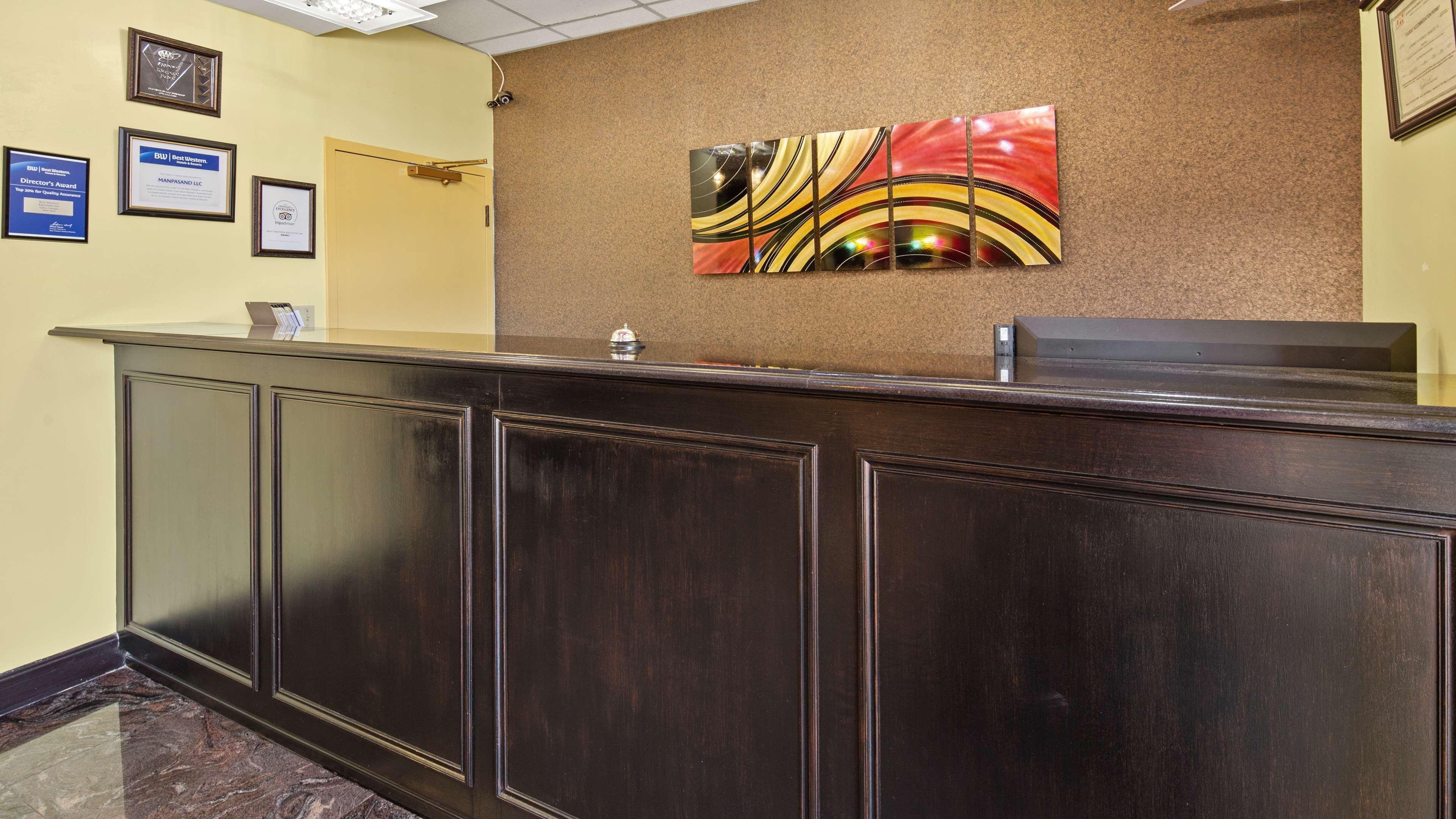 Vista Lobby Best Western Executive Inn