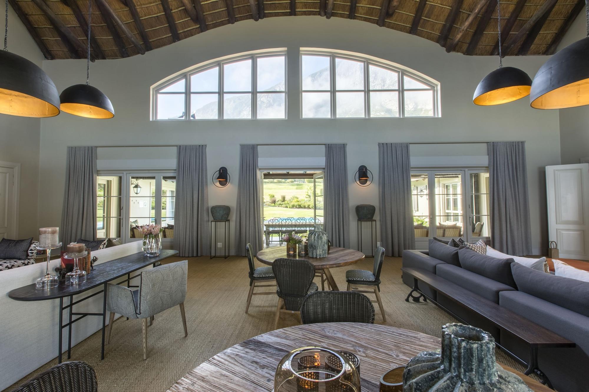 Bar/Salón The Thatch House