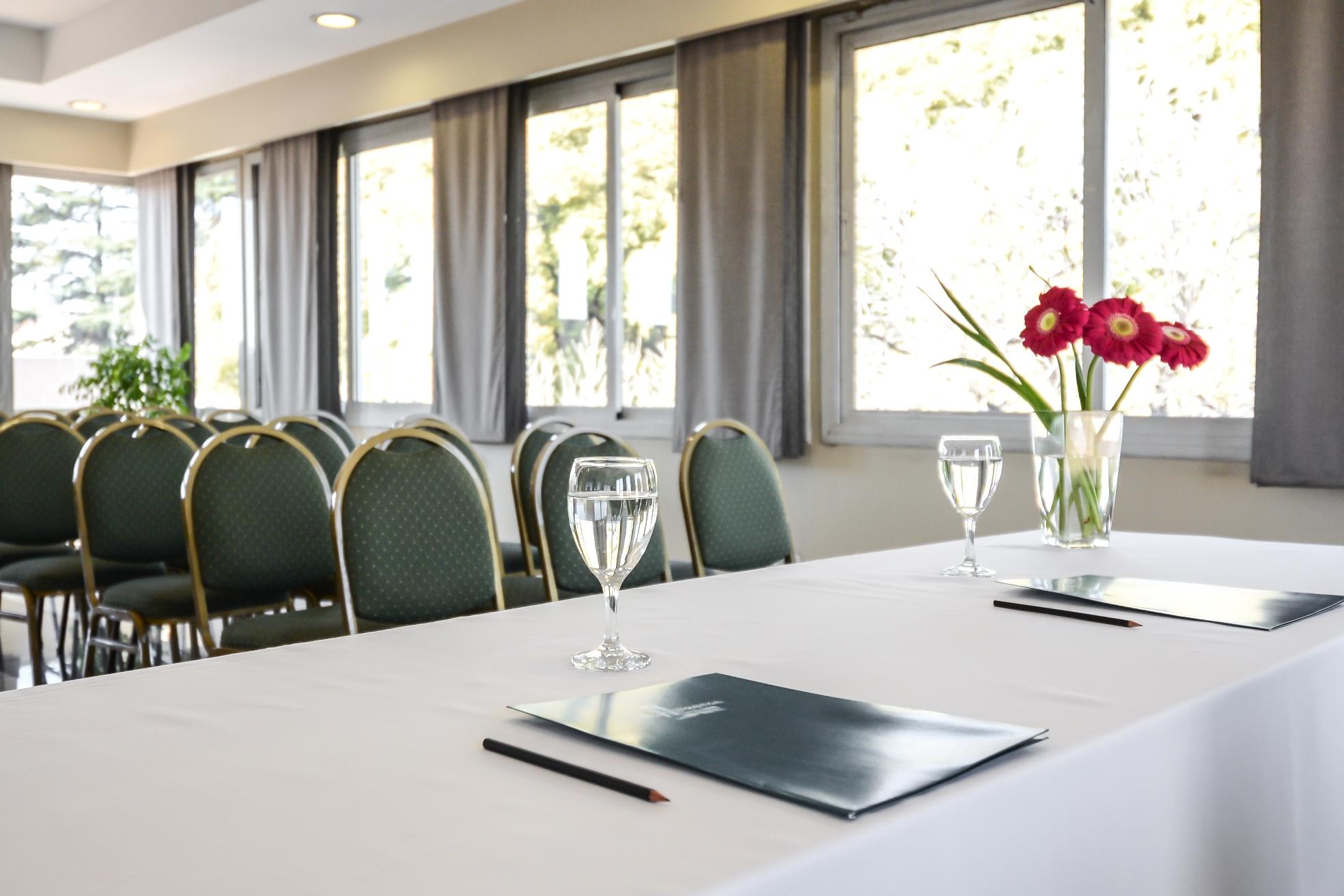 Sala de Reuniones Portal Plaza Suites