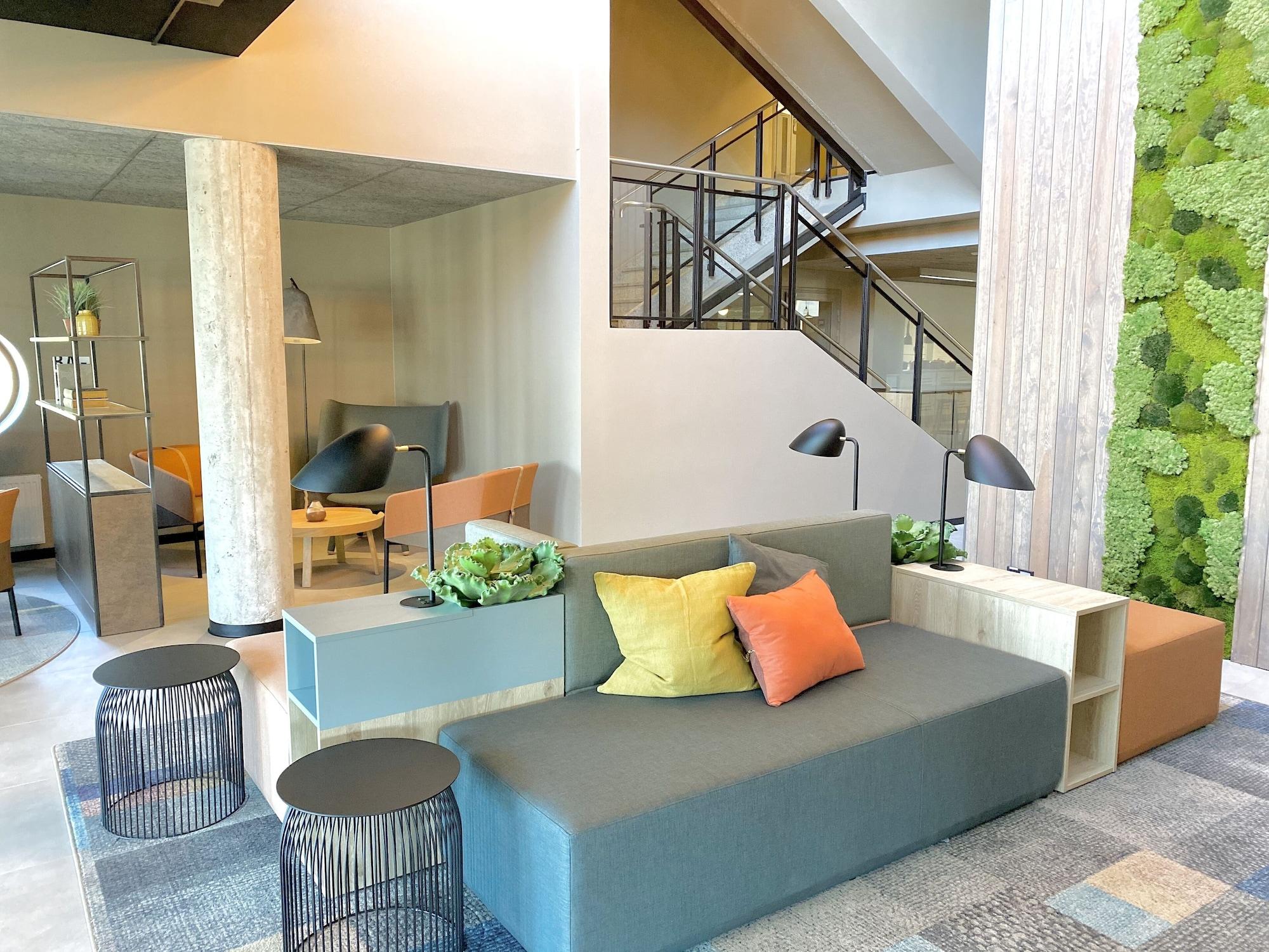 Vista Lobby Pilot Airport Hotel