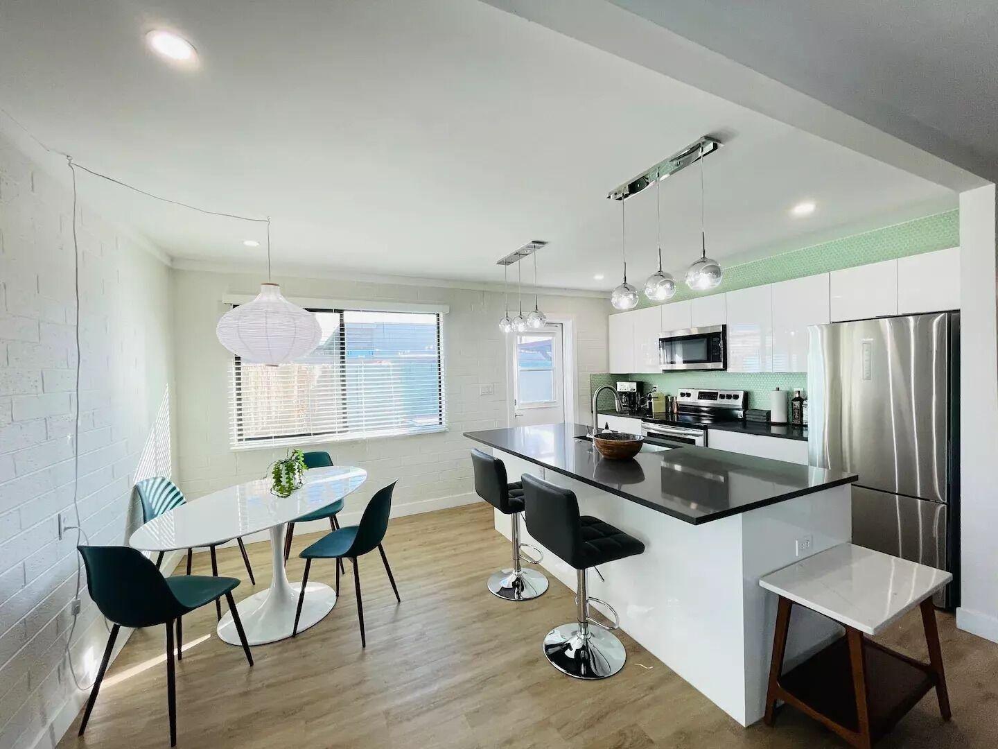 Equipamiento de Habitación Walkable OTS Mid Century Condo-Pool