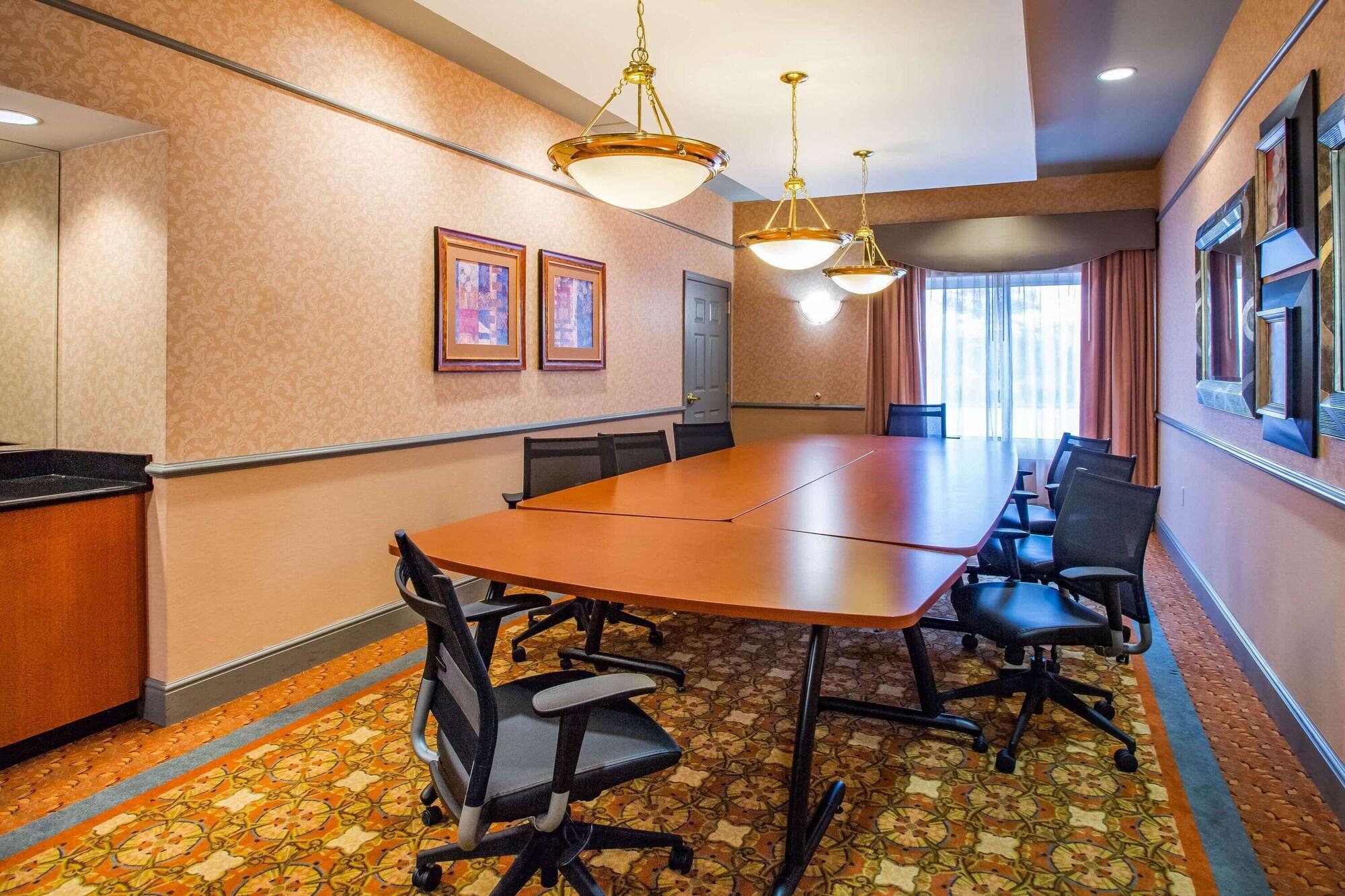 Sala de Reuniones La Quinta Inn & Suites by Wyndham Islip - MacArthur Airport