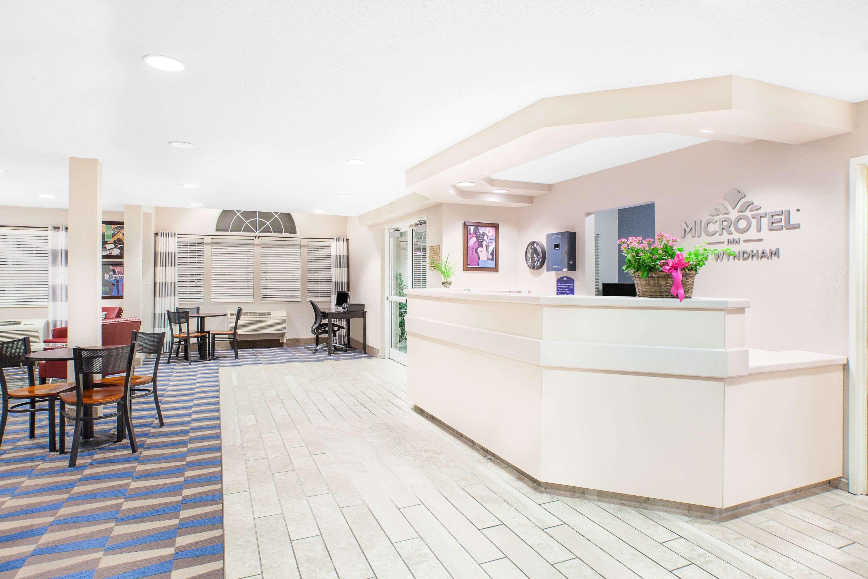 Vista Lobby Microtel Inn & Suites By Wyndham Clear Lake