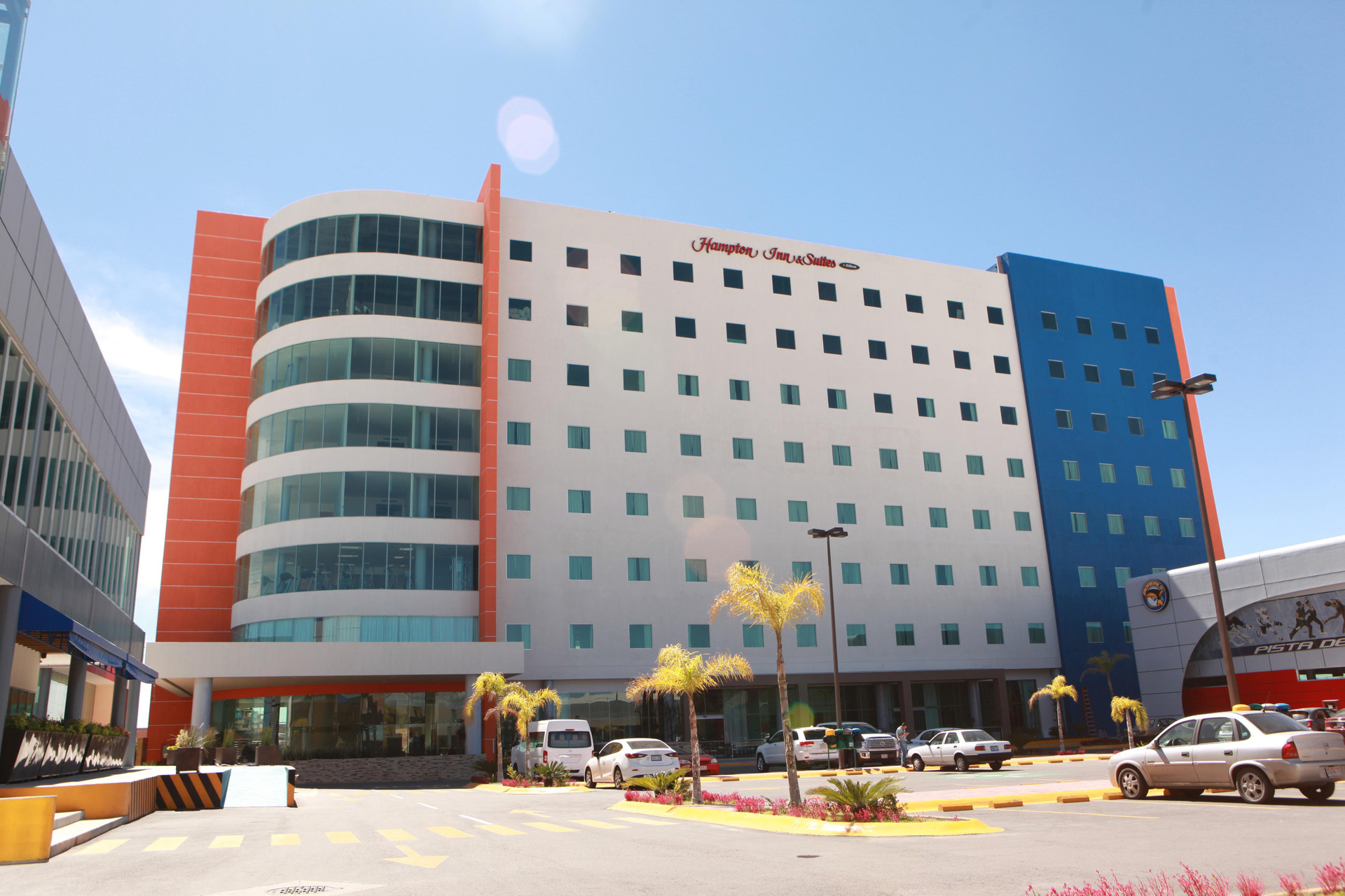 Vista da fachada Hampton Inn & Suites by Hilton Aguascalientes