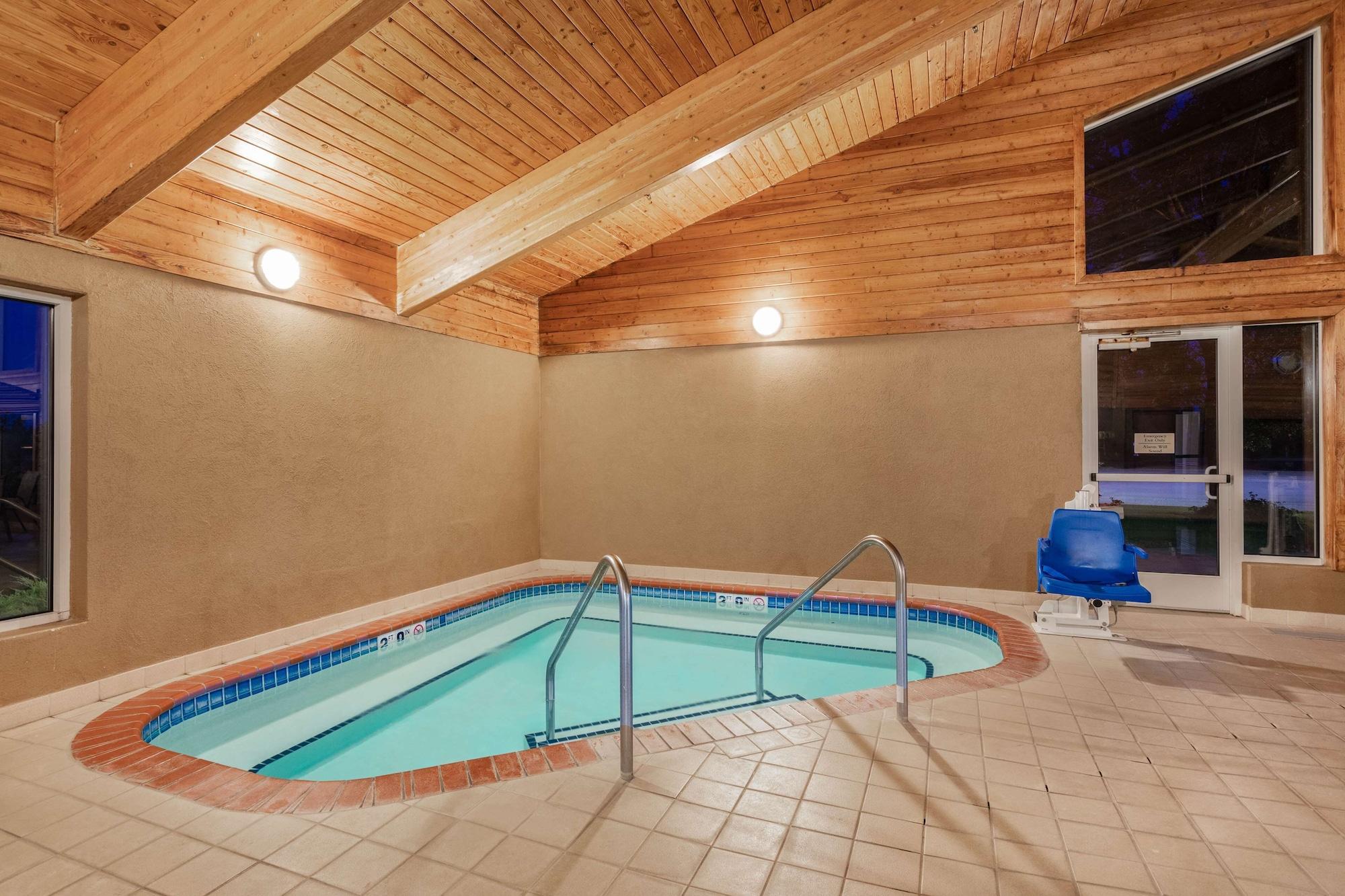 Spa SureStay Plus Hotel by Best Western Litchfield