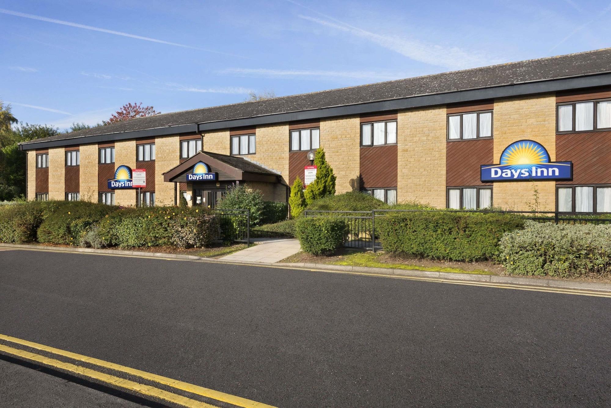 Vista Exterior Days Inn by Wyndham Bradford M62