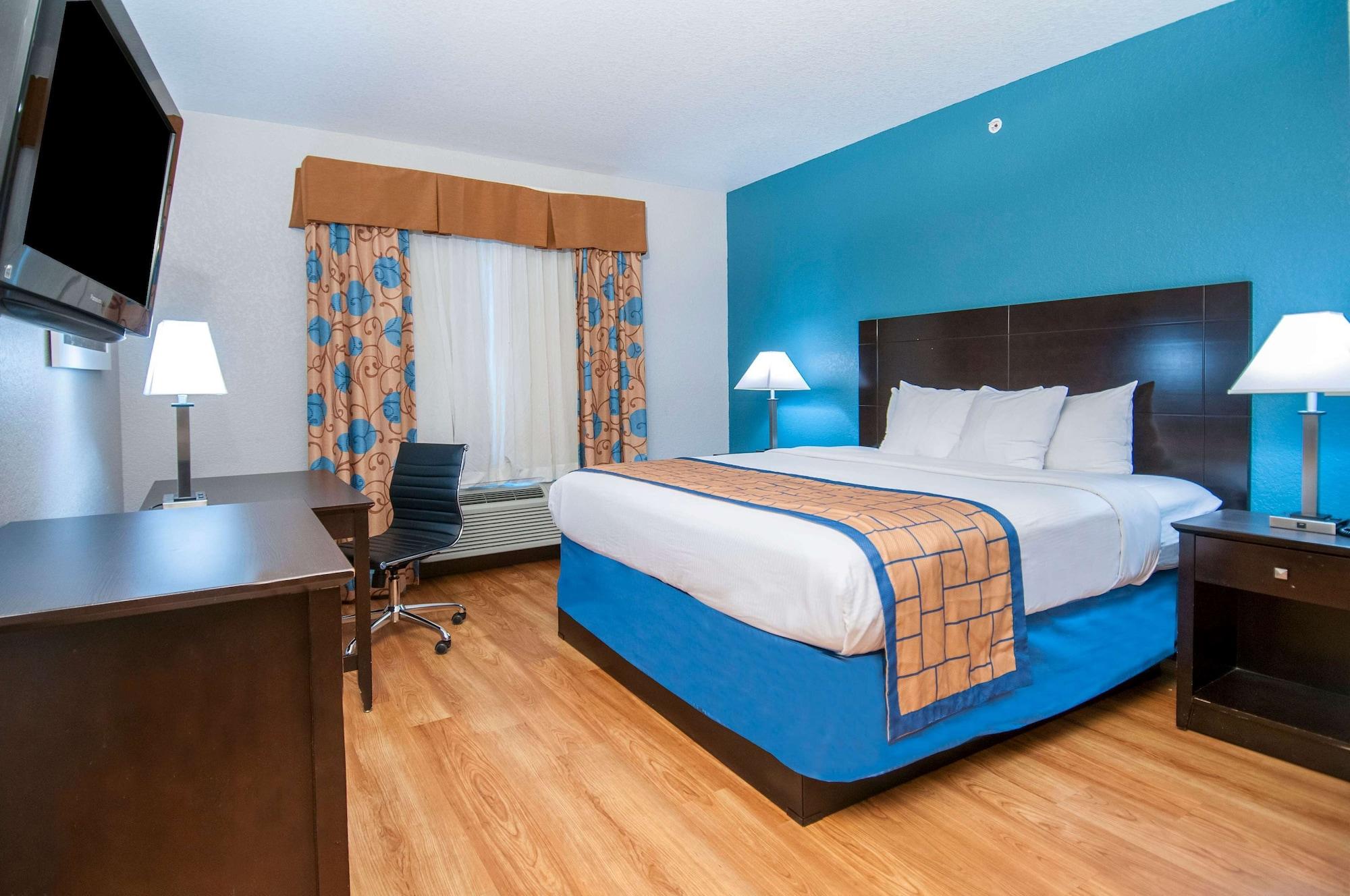 Habitación Days Inn & Suites by Wyndham San Antonio near Frost Bank Center