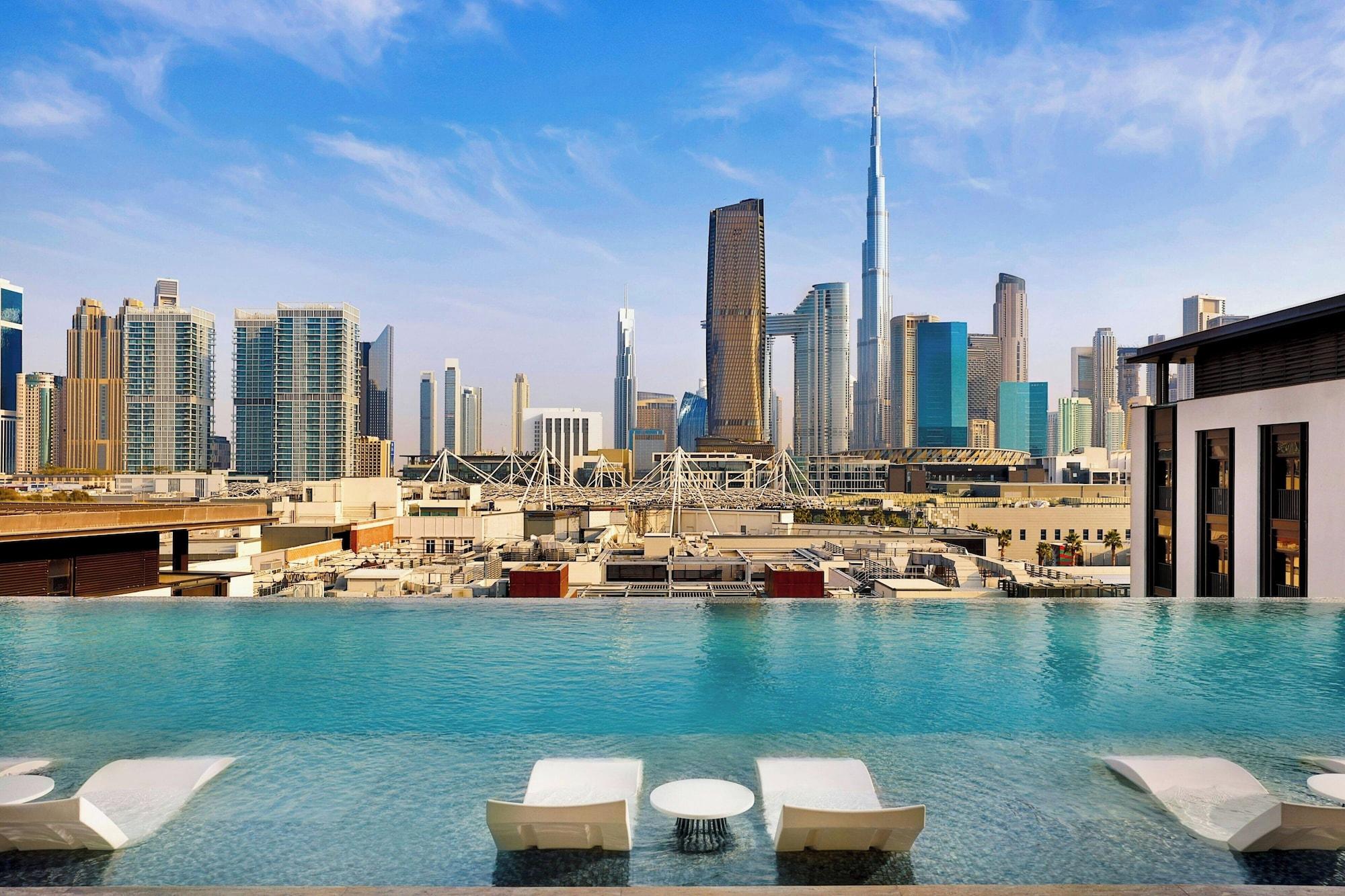 Vista Piscina La Ville Hotel & Suites CITY WALK, Dubai, Autograph Collection