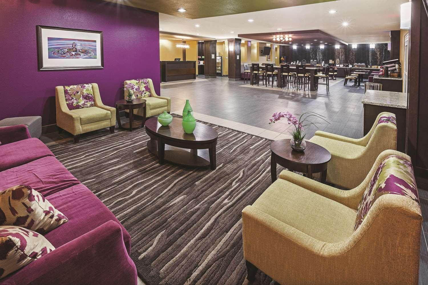 Vista Lobby La Quinta Inn & Suites by Wyndham Jourdanton - Pleasanton
