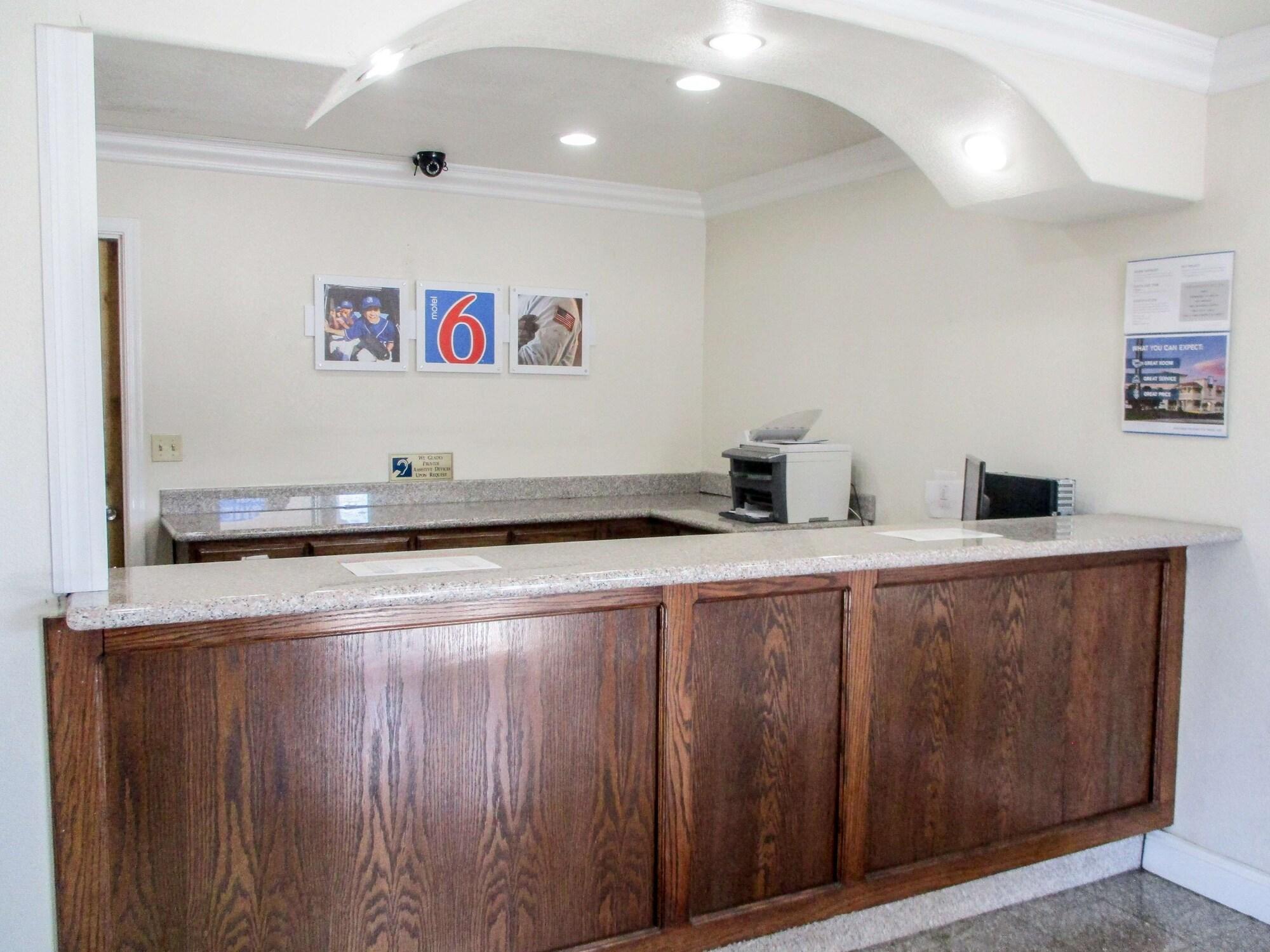 Vista Lobby Motel 6 Fresno, CA