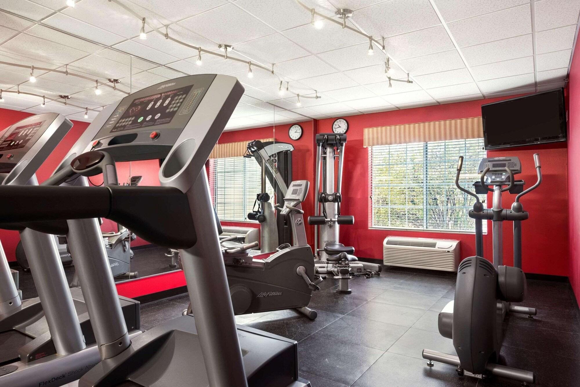 Gimnasio Country Inn & Suites by Radisson, Clinton, IA