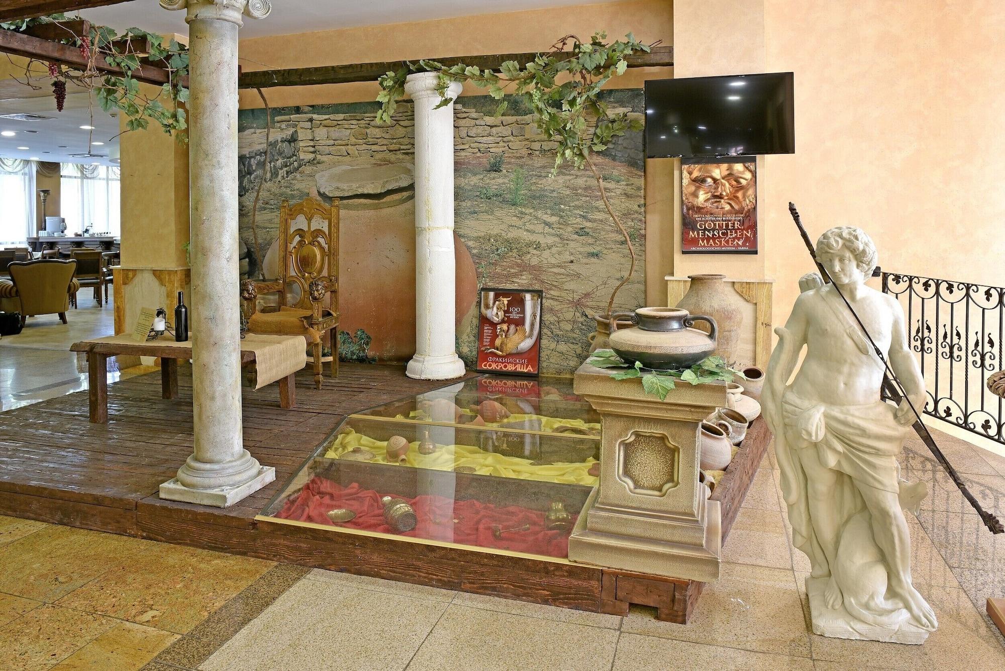 Vista Lobby Estreya Palace & Residence