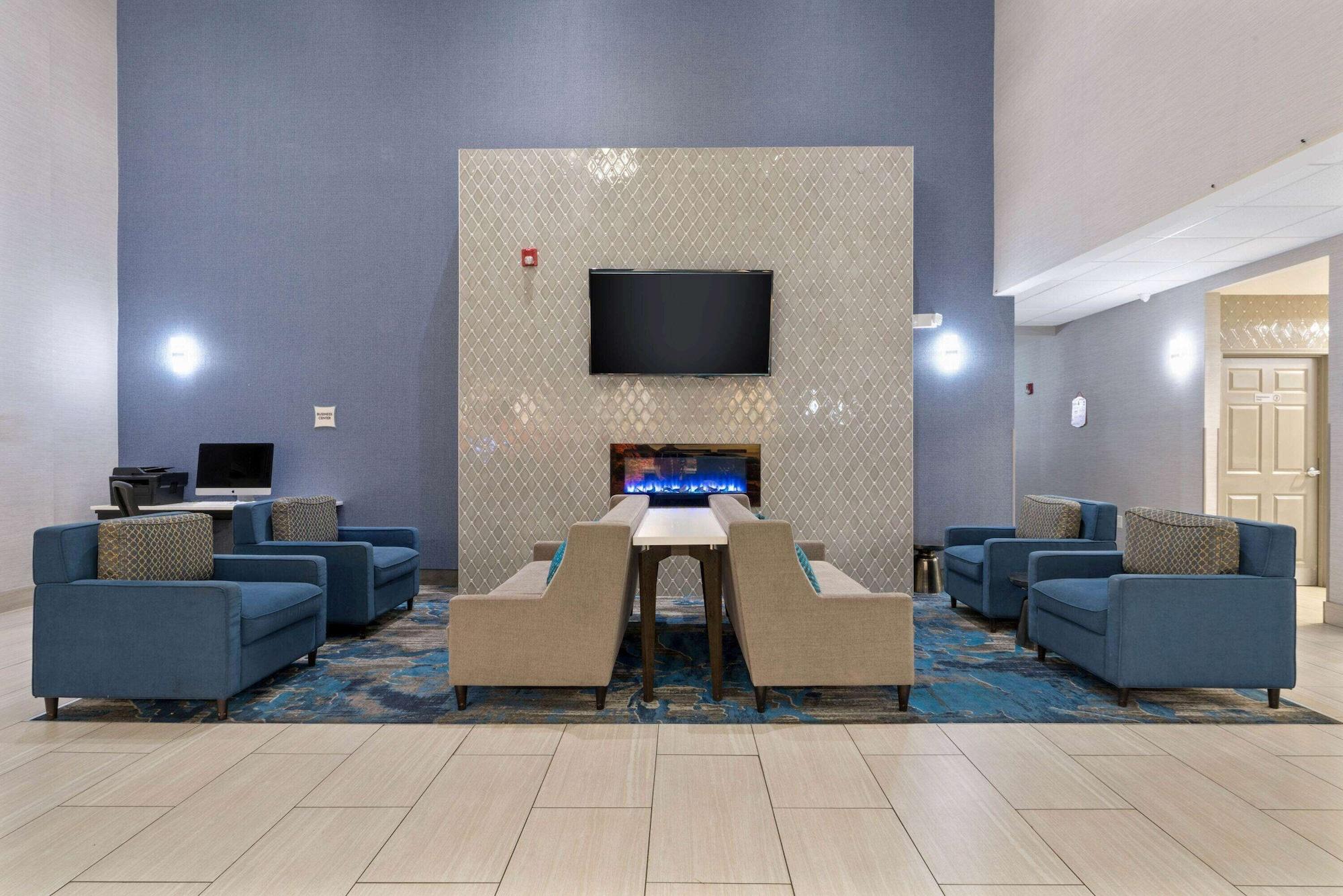 Vista Lobby La Quinta Inn & Suites by Wyndham Phoenix I-10 West
