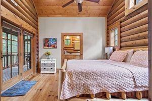 Alquiler Vacacional - Charming 3-bedroom cabin on the lake in a private gated community resort