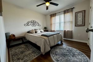 Renta temporal - Sunset Rose - Historic Newnan, Views, King Master, 3-bedroom Cottage, Game Room