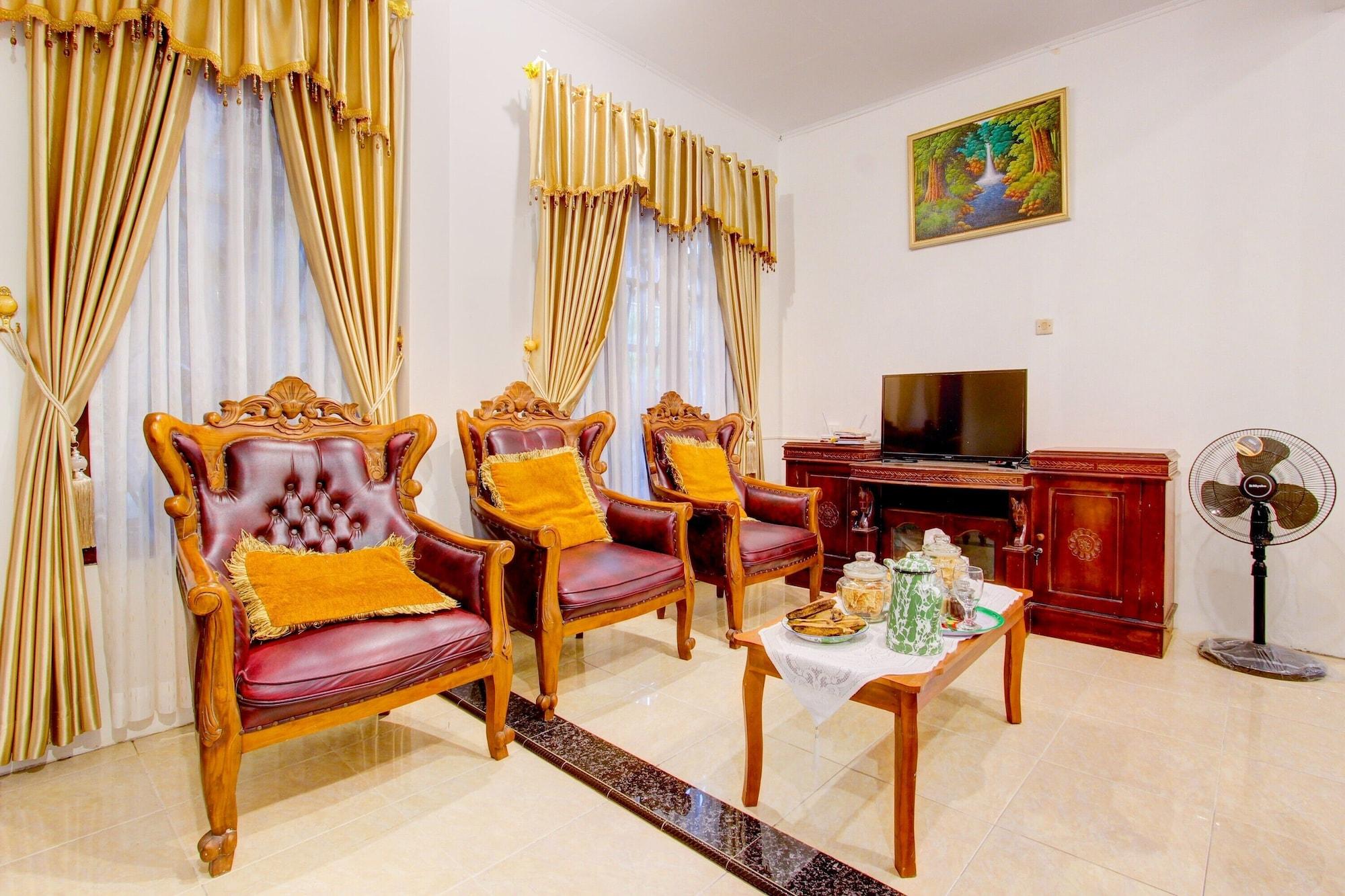 Vista Lobby Hotel O Mbah Carik Homestay Syari'ah