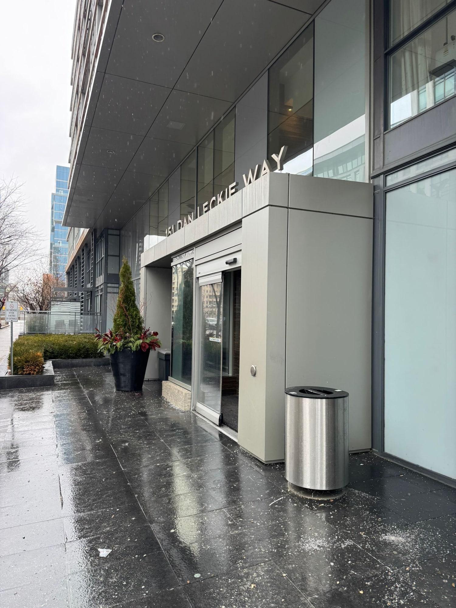 Vista Exterior 151 Dan Leckie Way