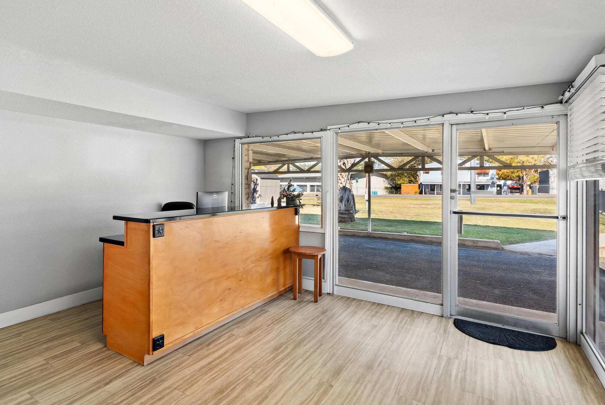 Vista Lobby Rodeway Inn Kingsland - Lake LBJ