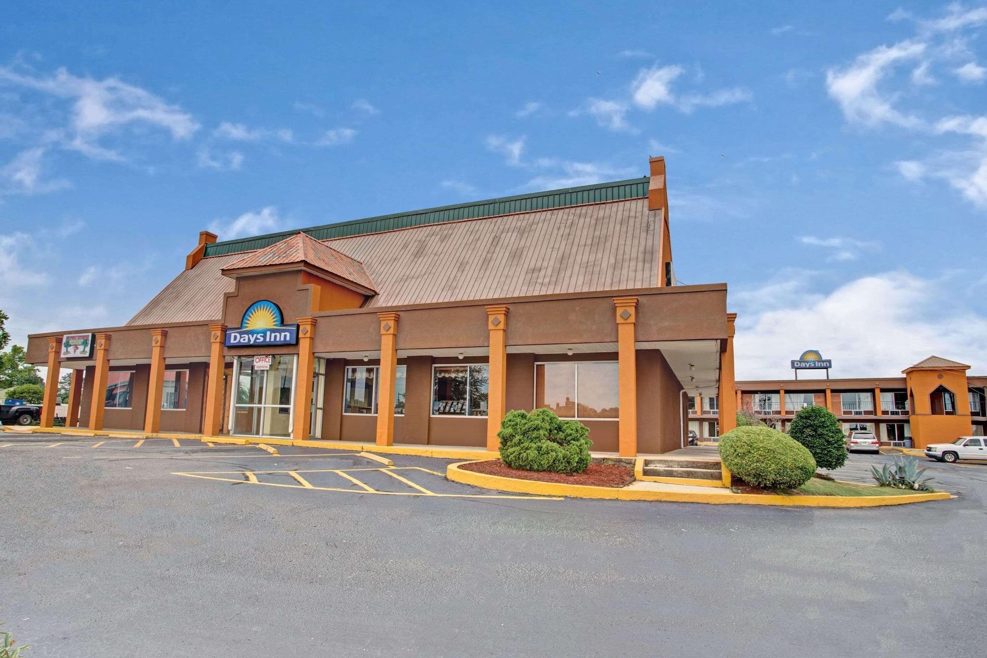 Vista Exterior Days Inn by Wyndham Benson